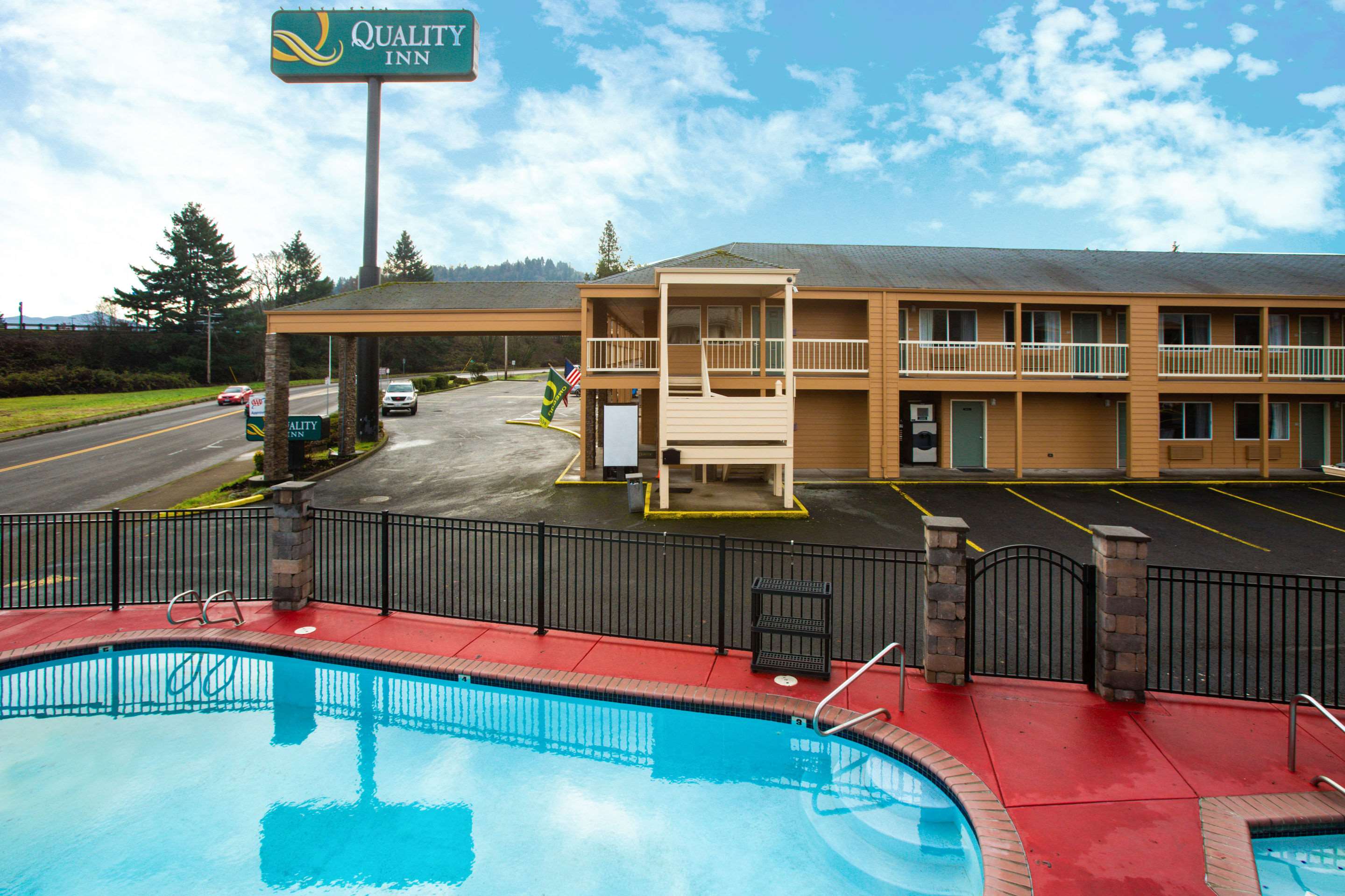 Outdoor pool | Cottage Grove Inn