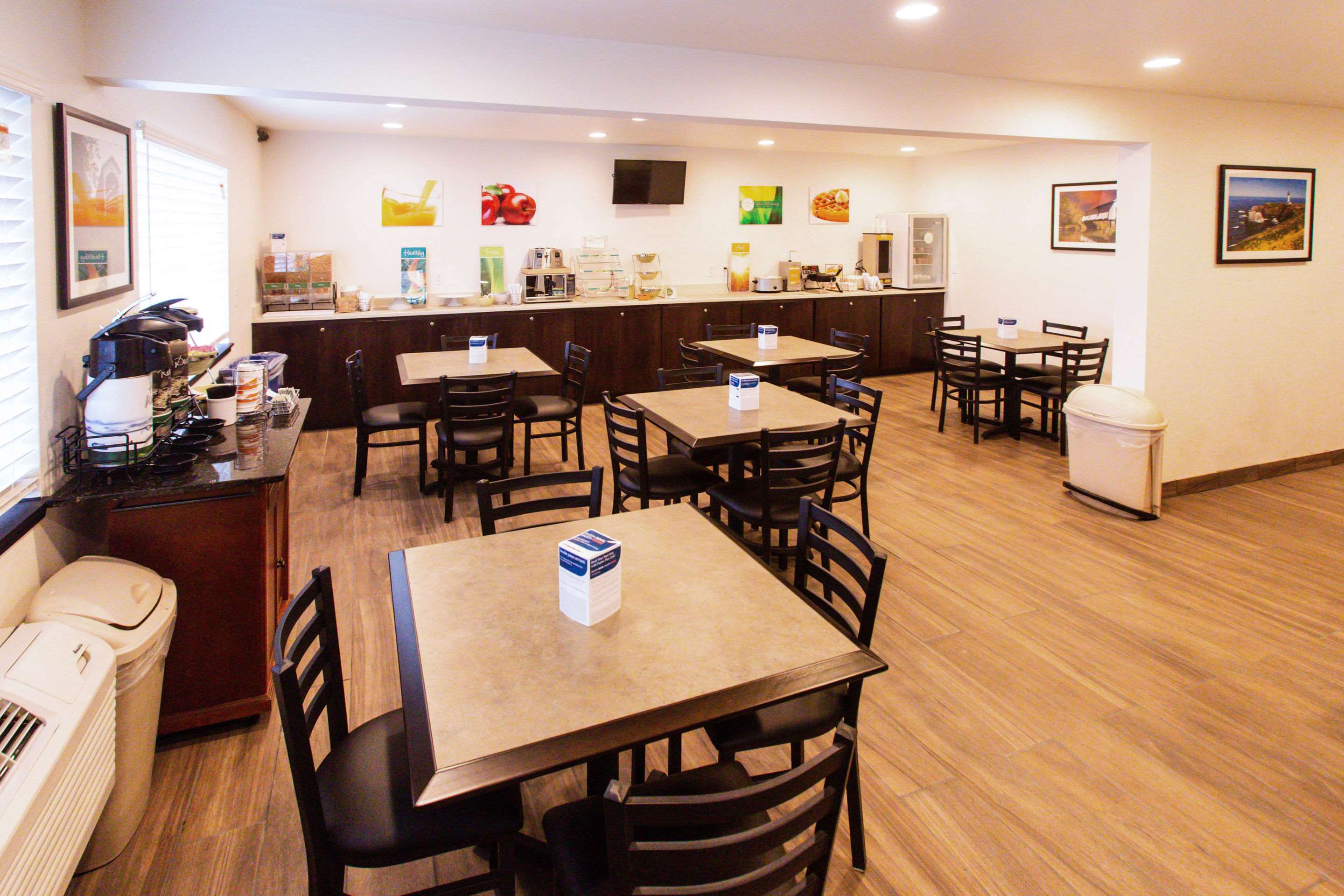 Breakfast area | Cottage Grove Inn
