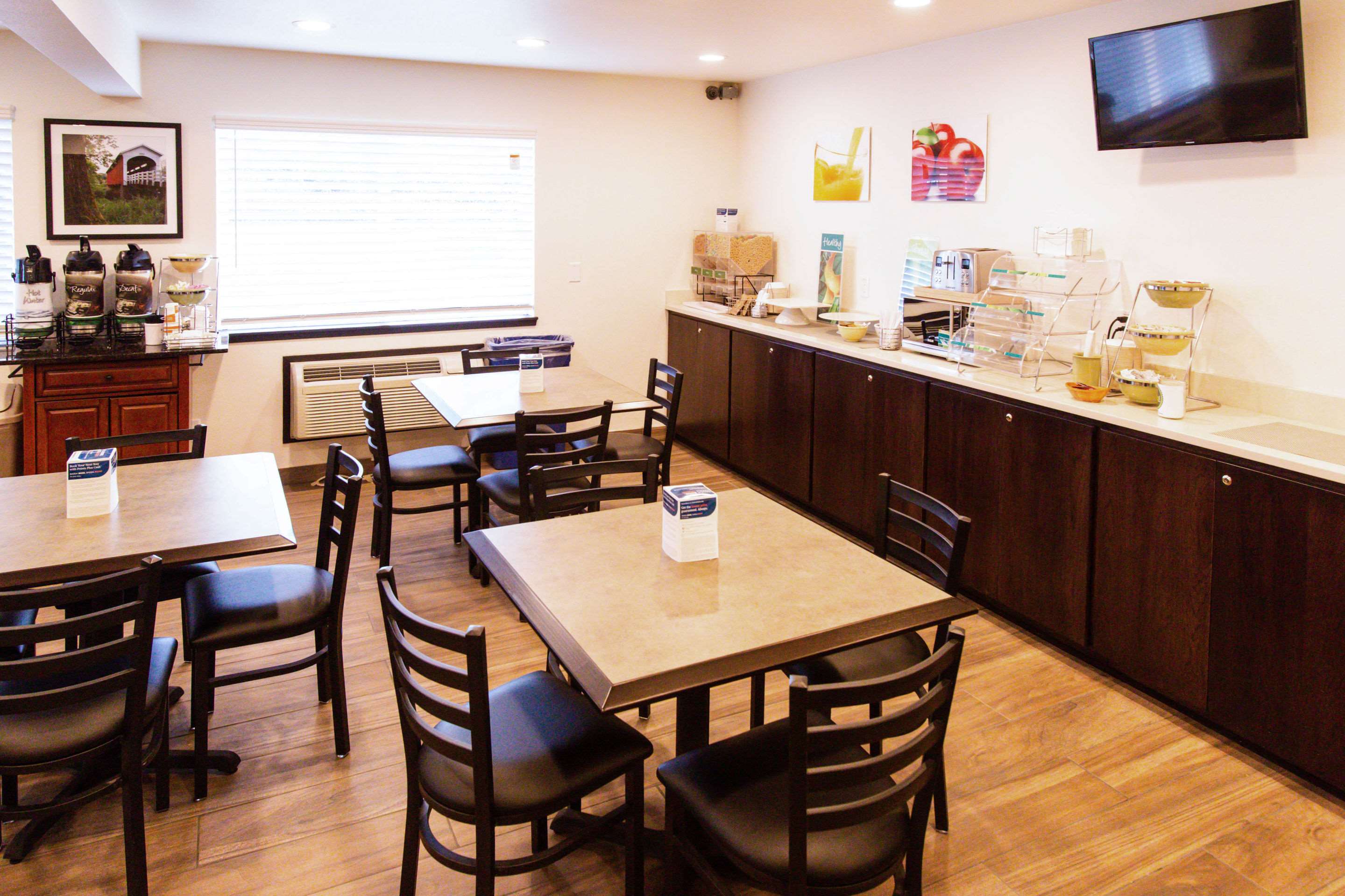 Breakfast area | Cottage Grove Inn