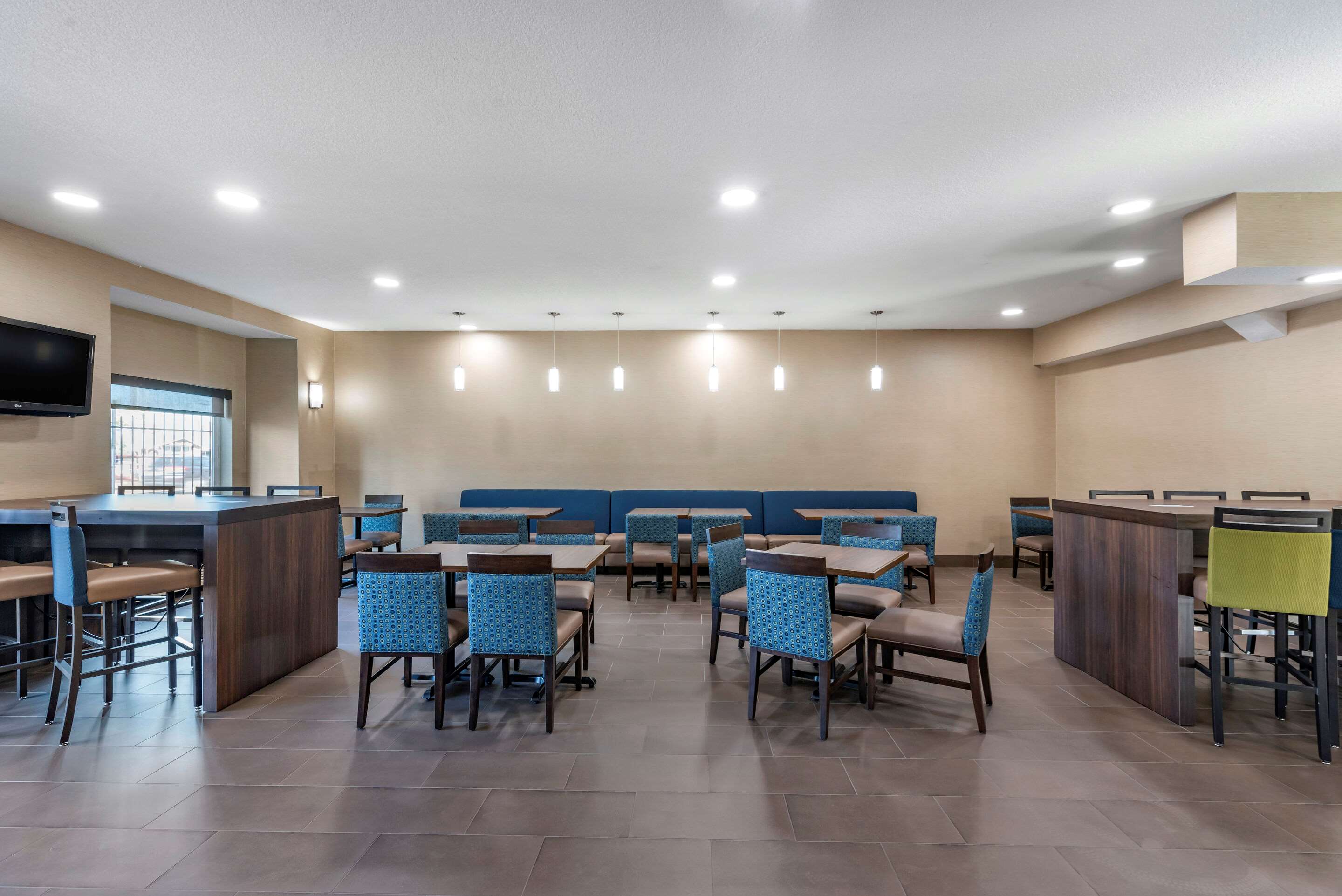 Enjoy breakfast in this seating area | Comfort Inn Portland