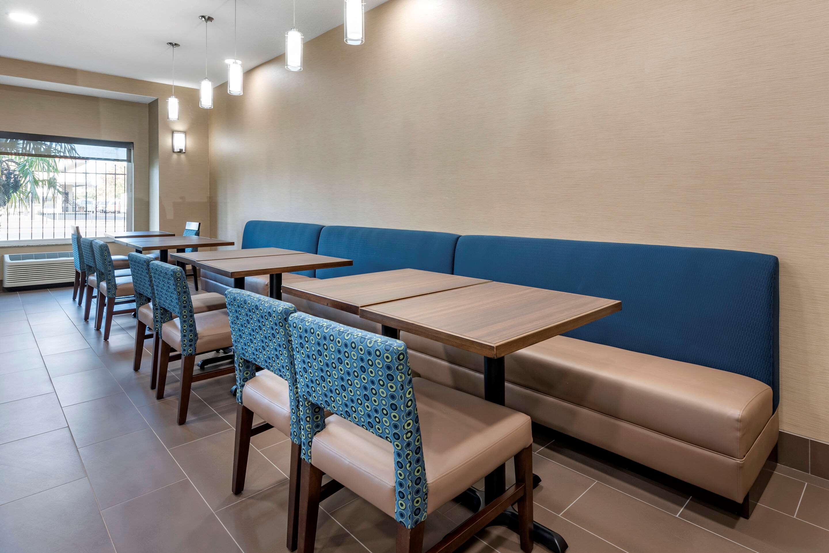 Enjoy breakfast in this seating area | Comfort Inn Portland
