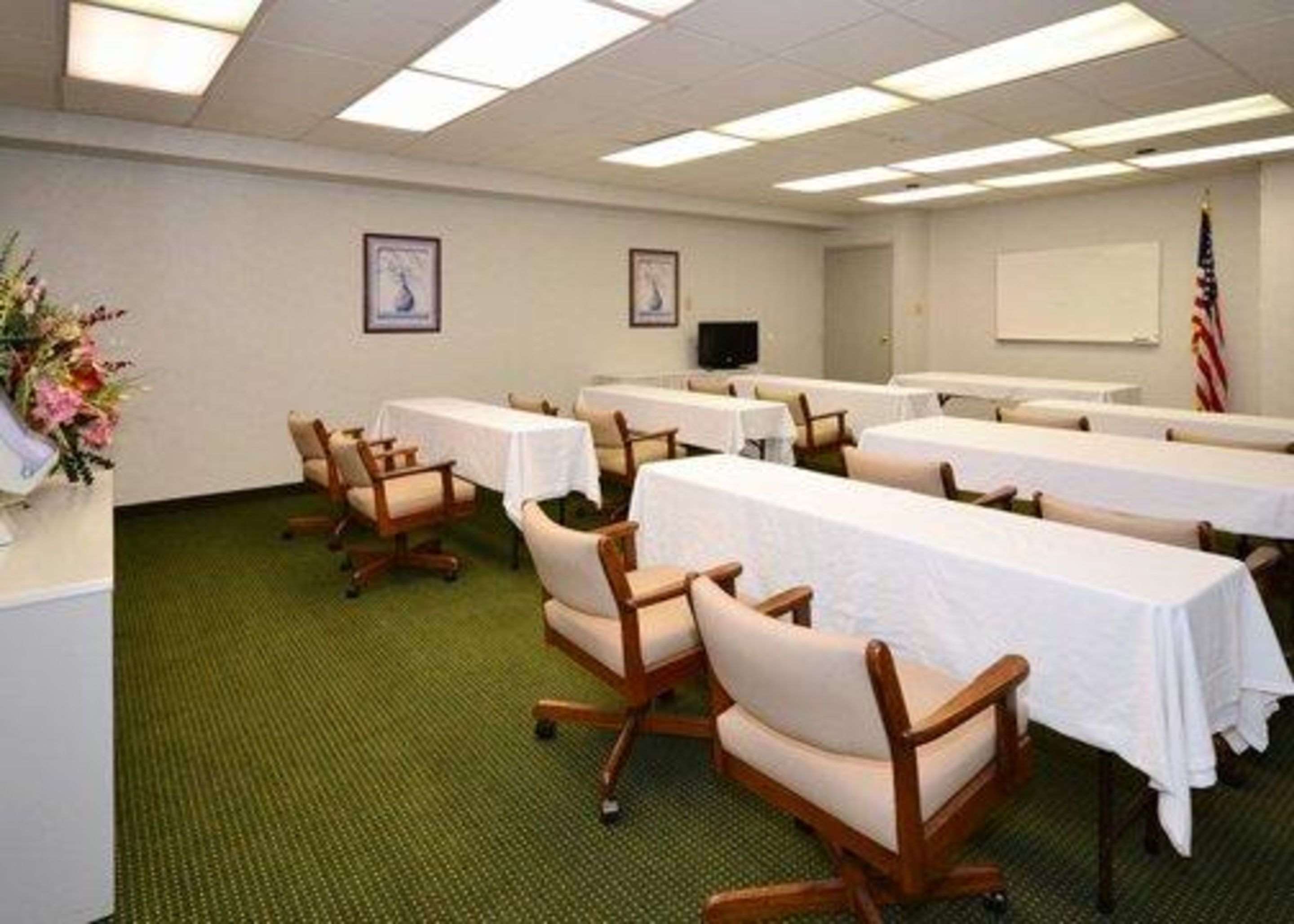 Meeting room with classroom-style setup | Comfort Inn Reading