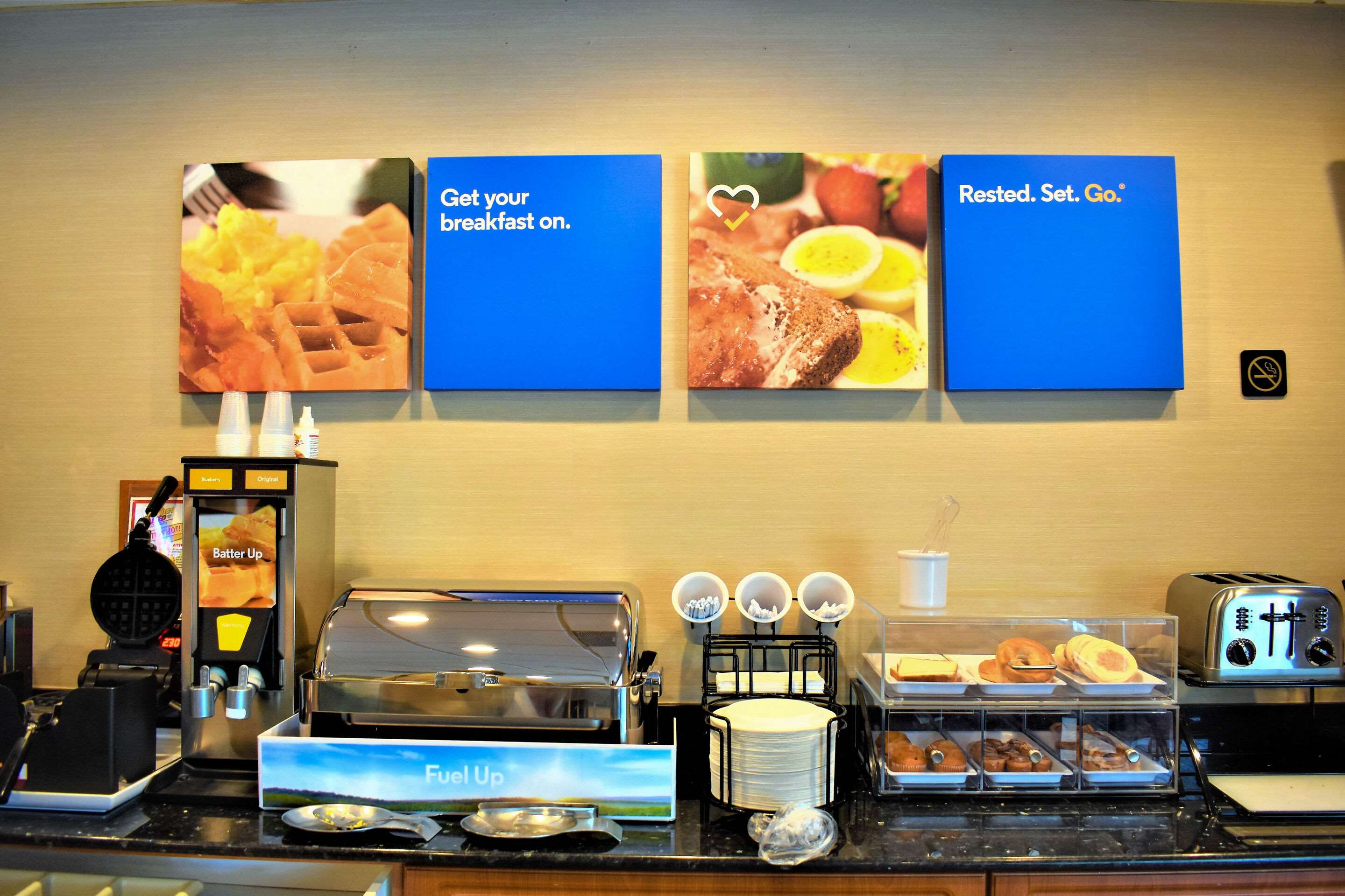 Breakfast area | Comfort Inn Reading