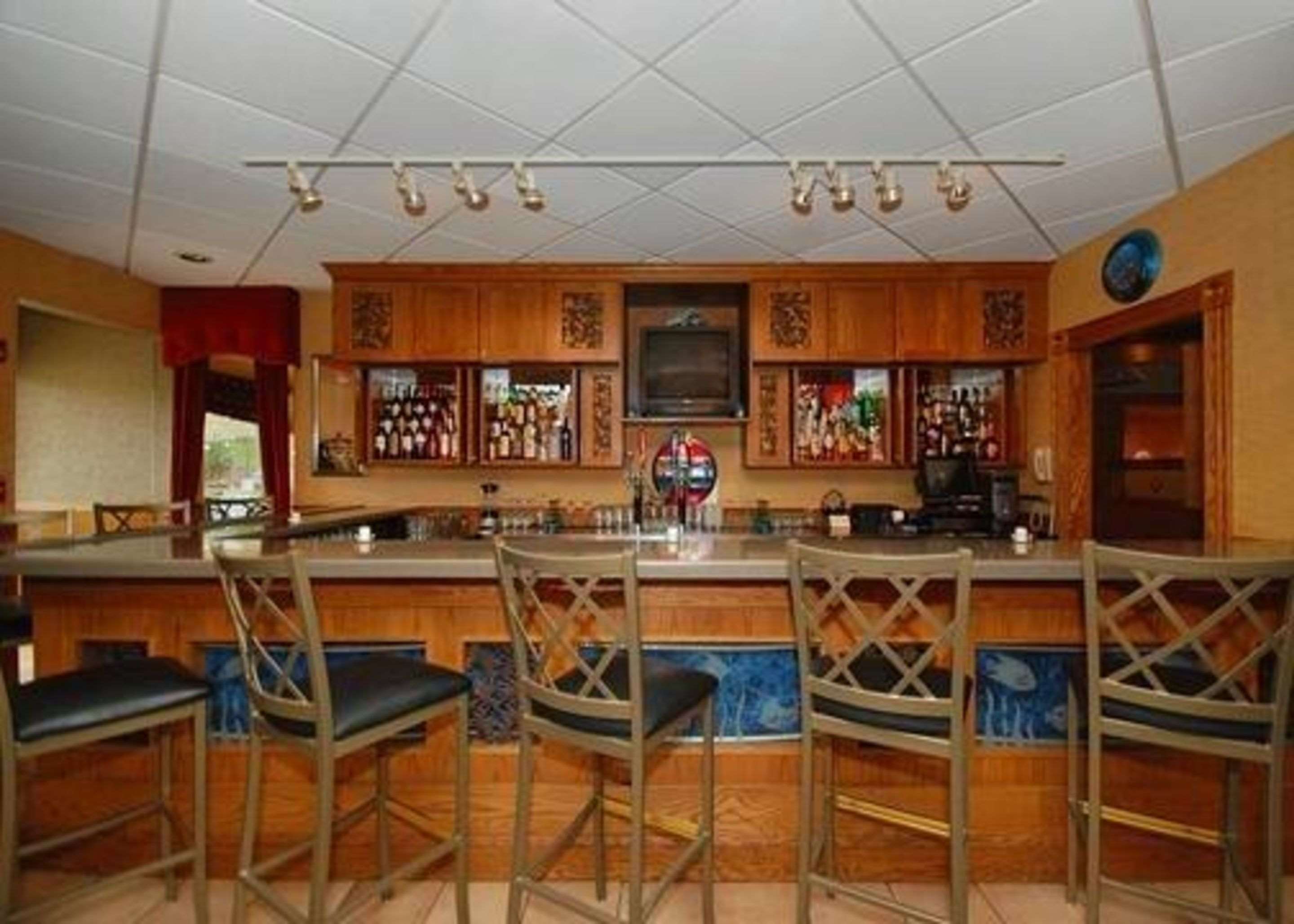 Cocktail lounge | Quality Inn & Suites
