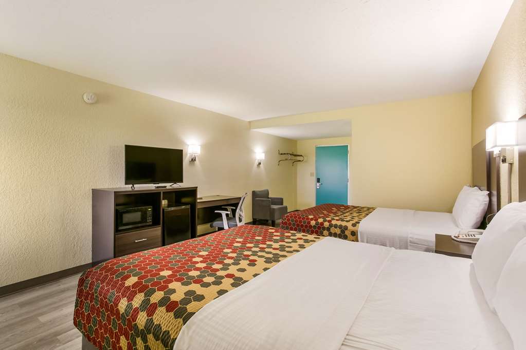 Guest room with queen bed(s)