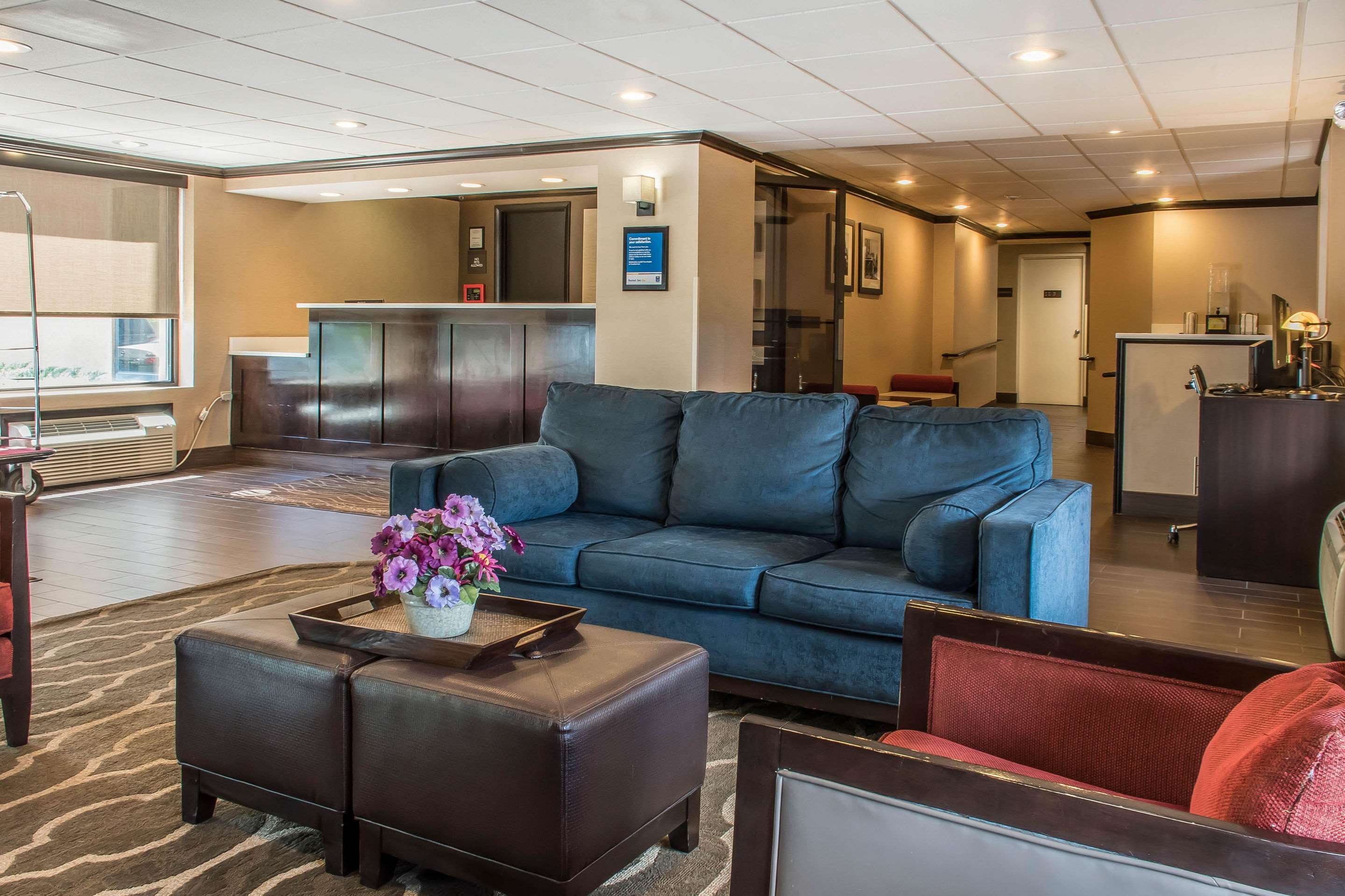 Lobby with sitting area | Comfort Inn