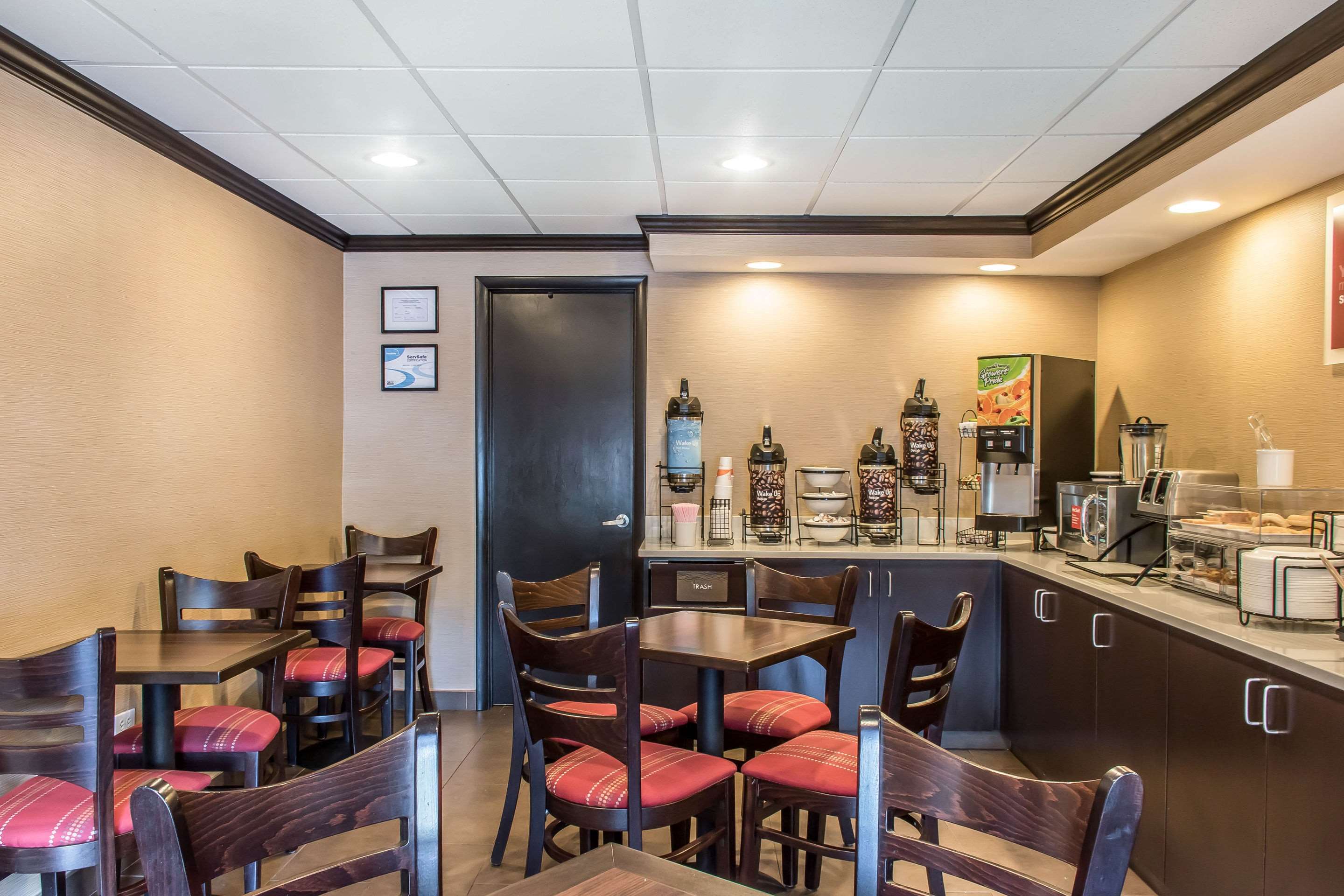 Enjoy breakfast in this seating area | Comfort Inn