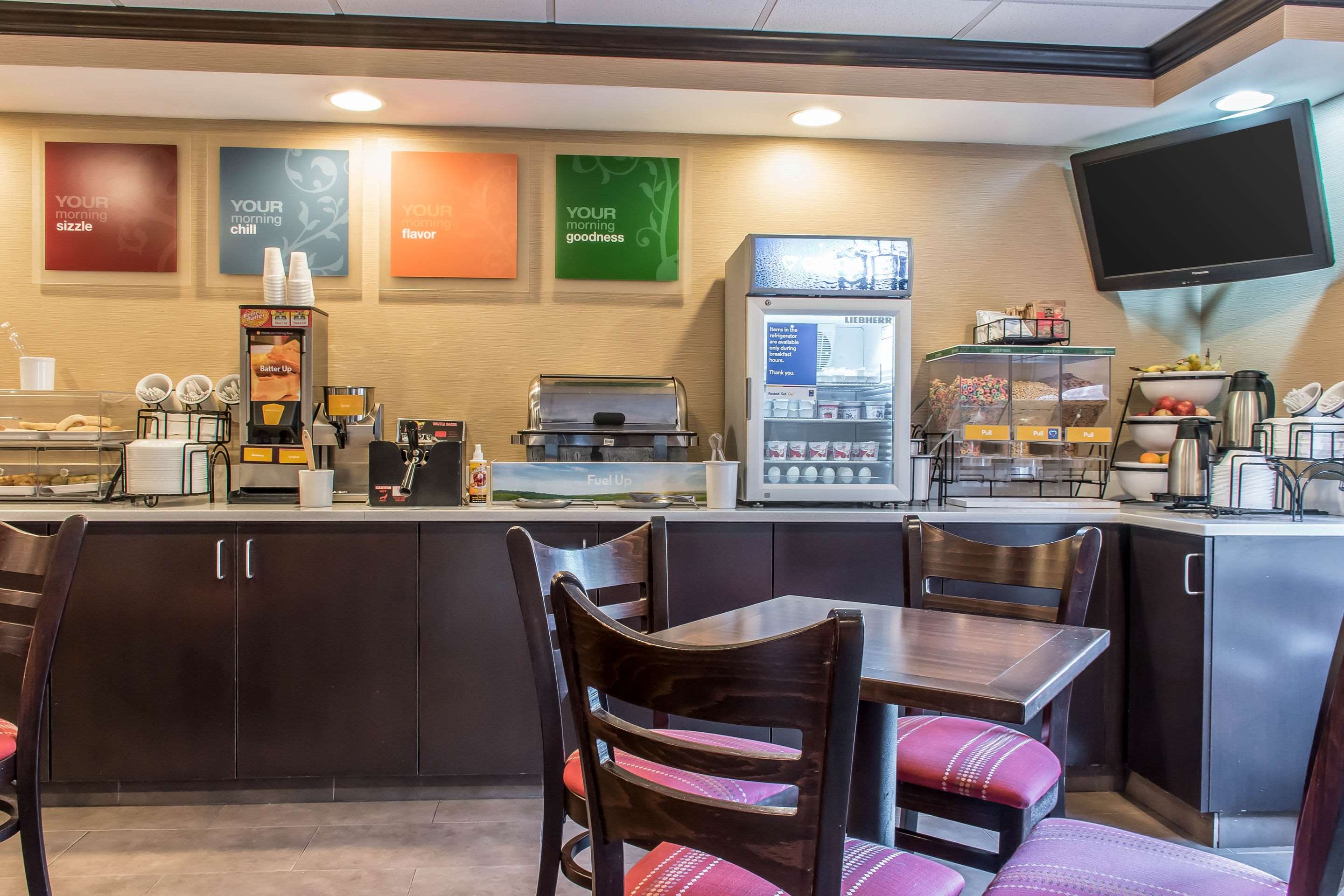 Breakfast area | Comfort Inn
