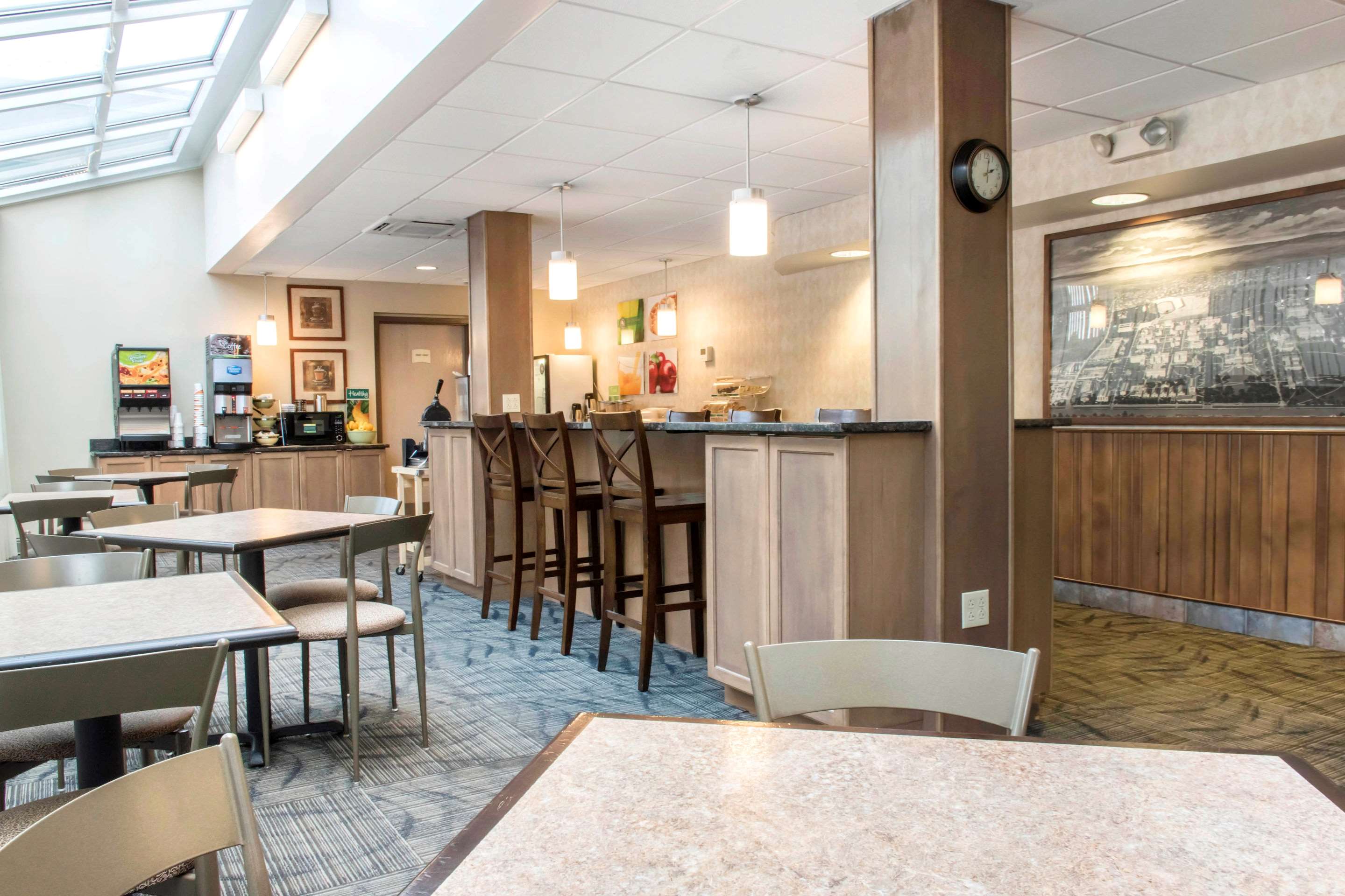 Enjoy breakfast in this seating area | Quality Inn Near University Park