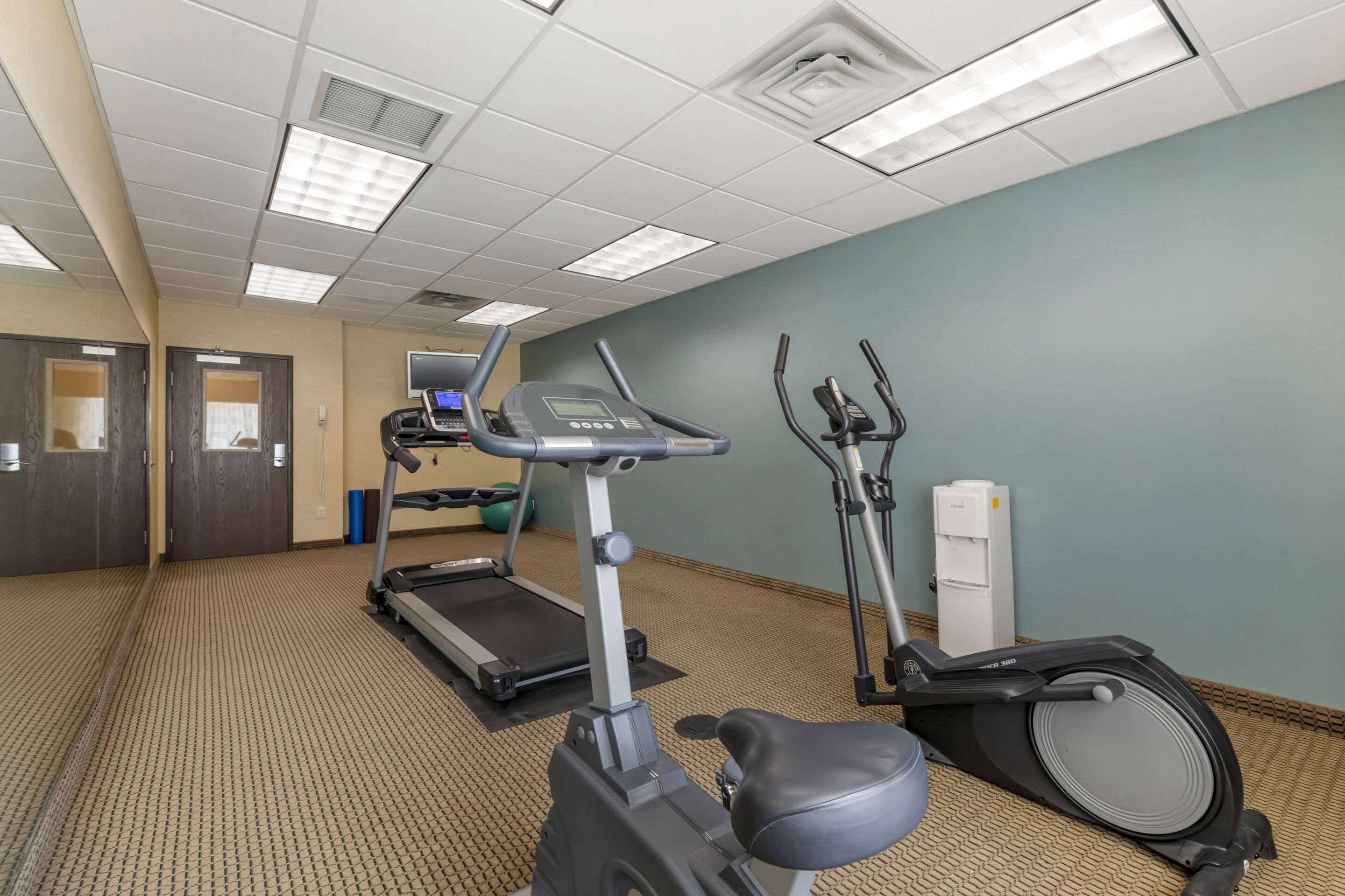 Exercise room with cardio equipment