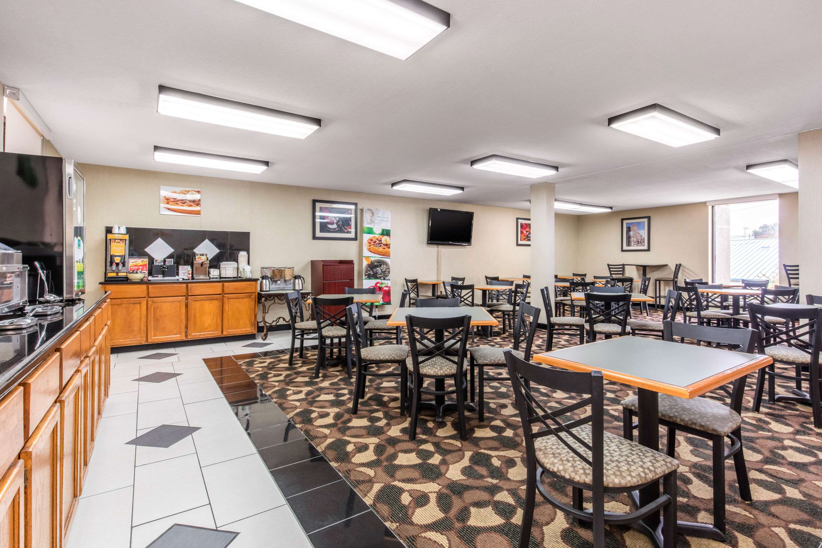 Enjoy breakfast in this seating area | Quality Inn Opryland Area