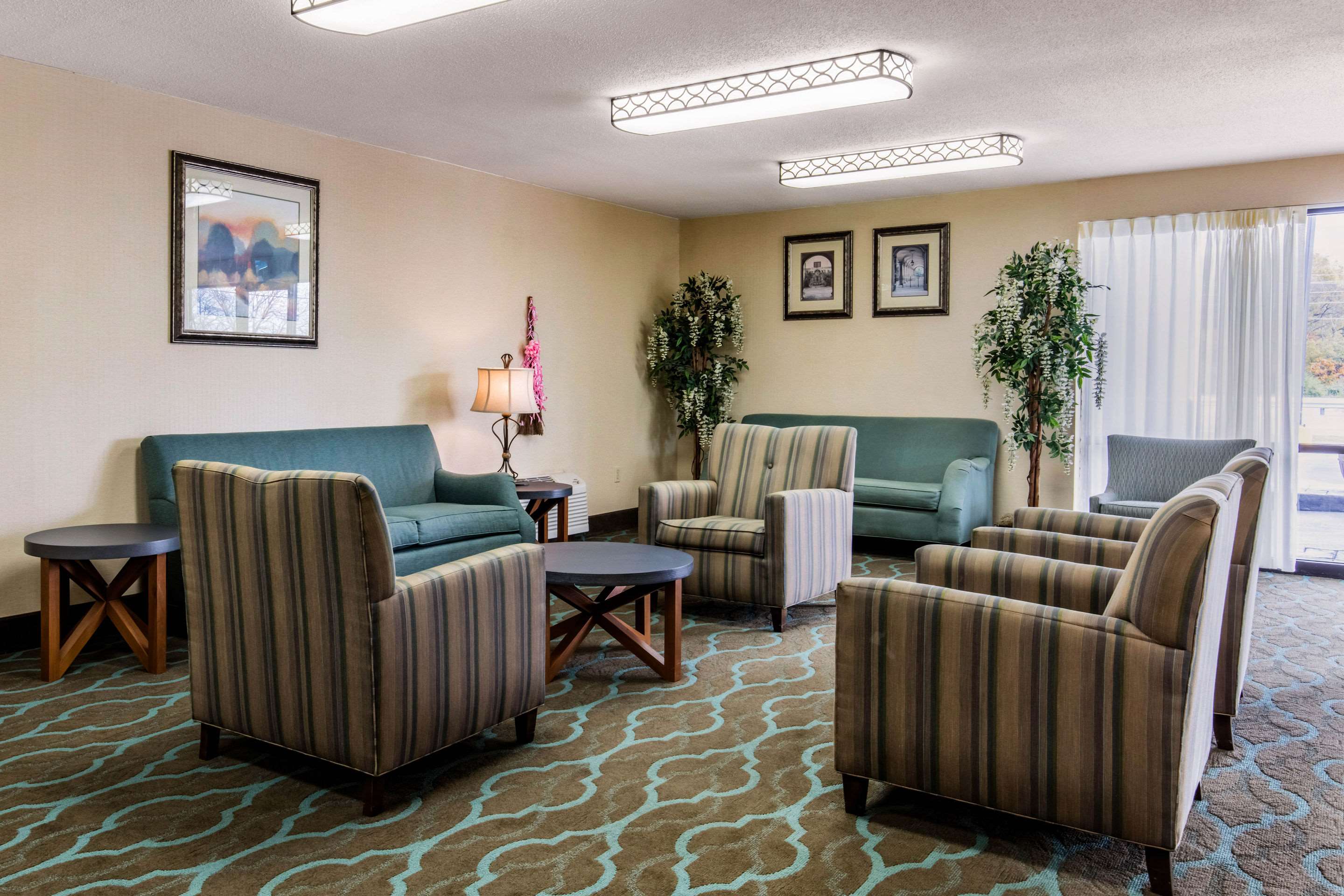 Lobby with sitting area | Quality Inn Opryland Area