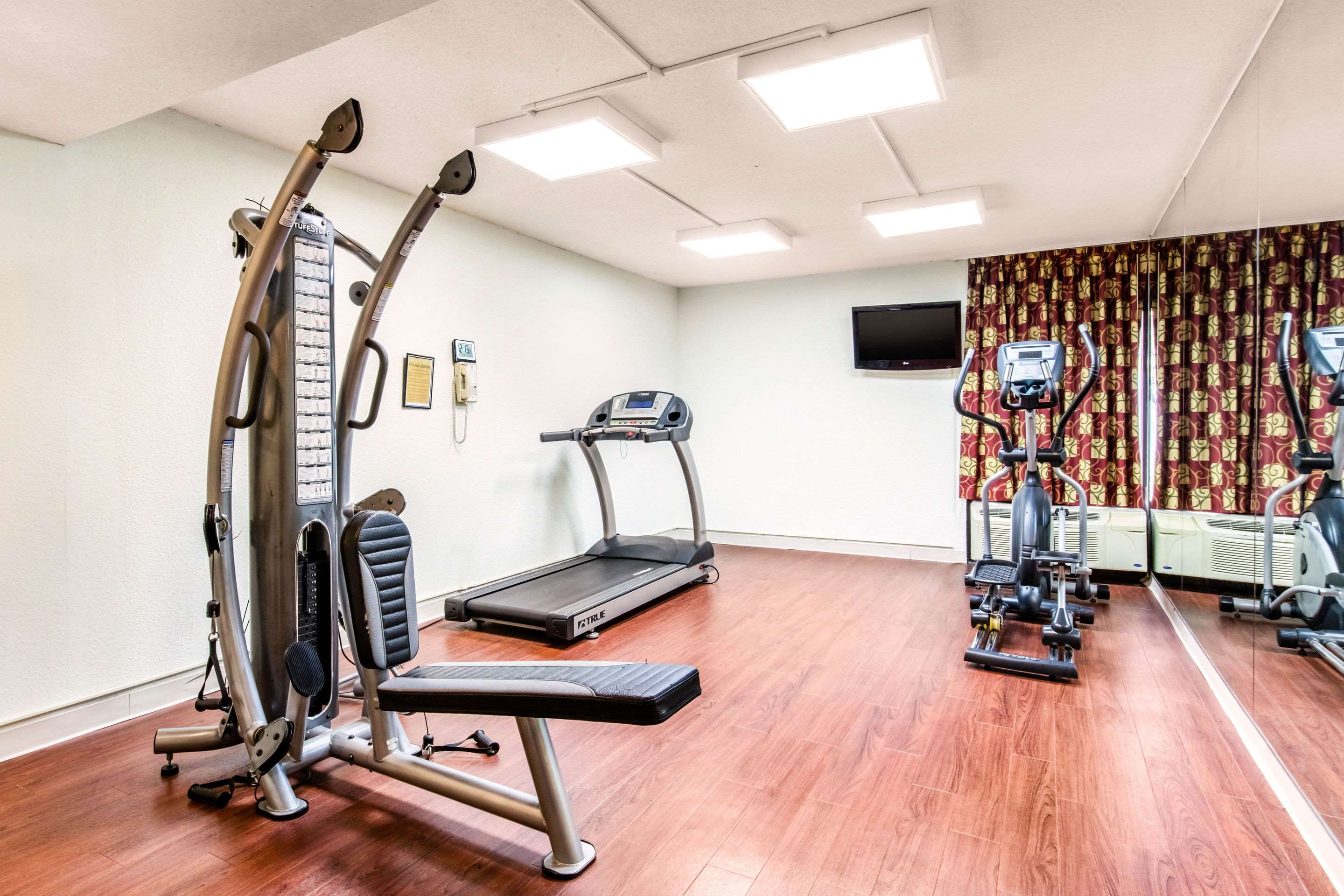 Fitness center | Quality Inn Opryland Area