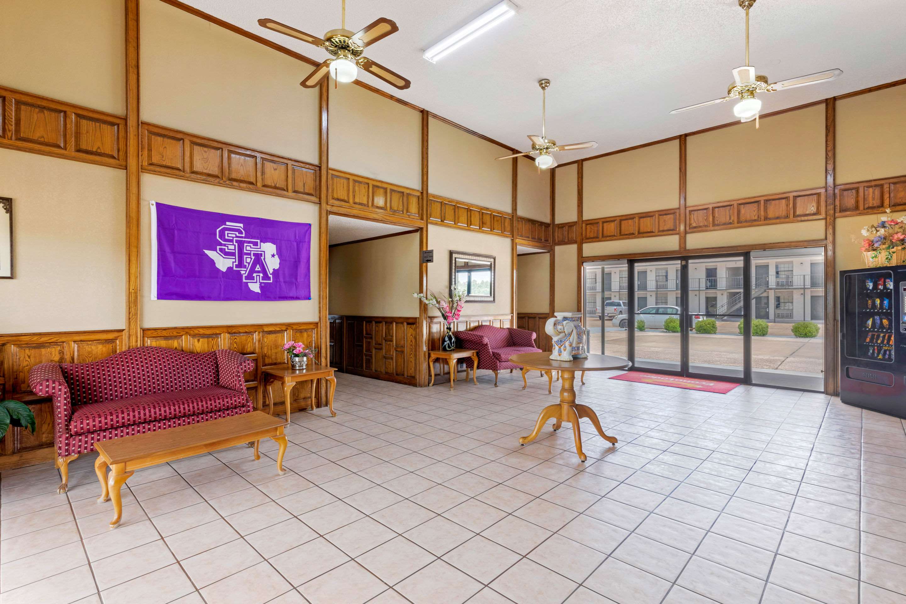 Hotel lobby | Econo Lodge Nacogdoches University Area