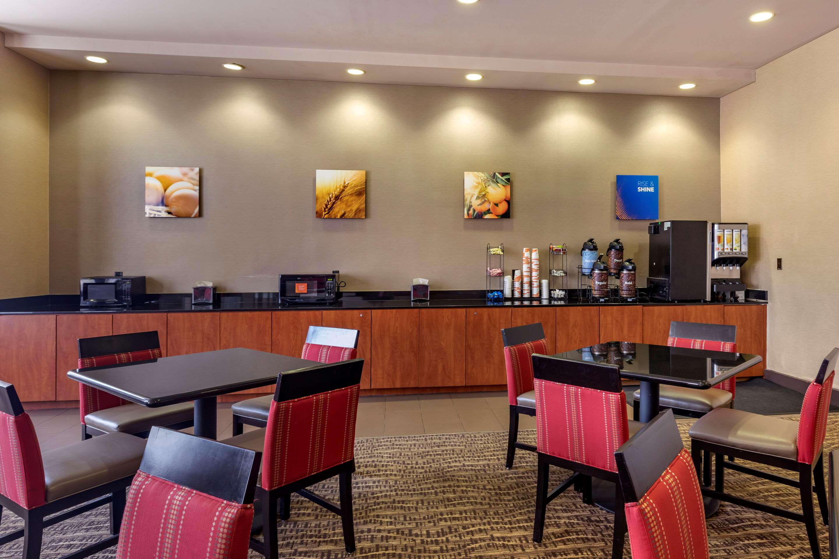 Breakfast area | Comfort Inn DFW North-Irving