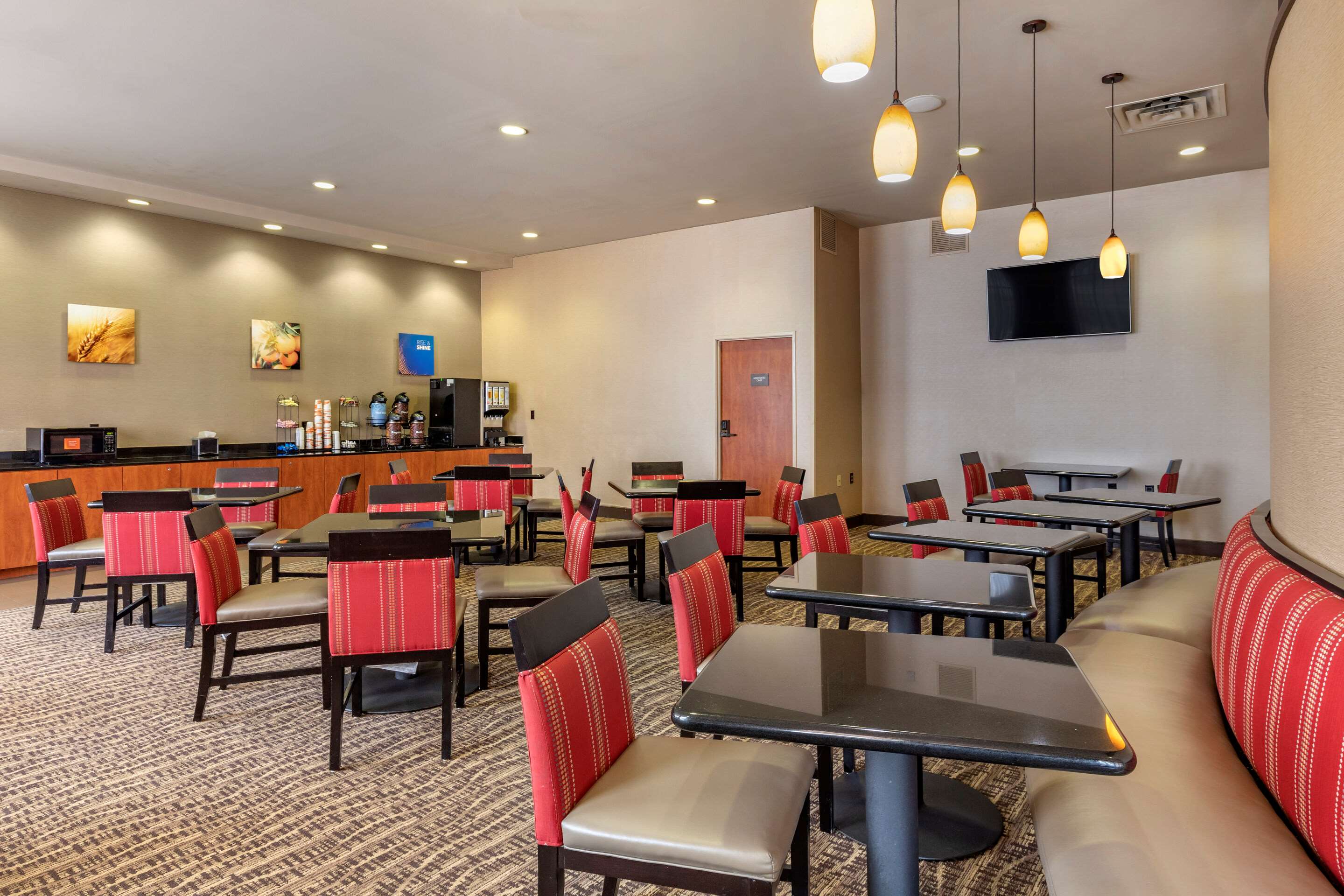 Breakfast area | Comfort Inn DFW North-Irving