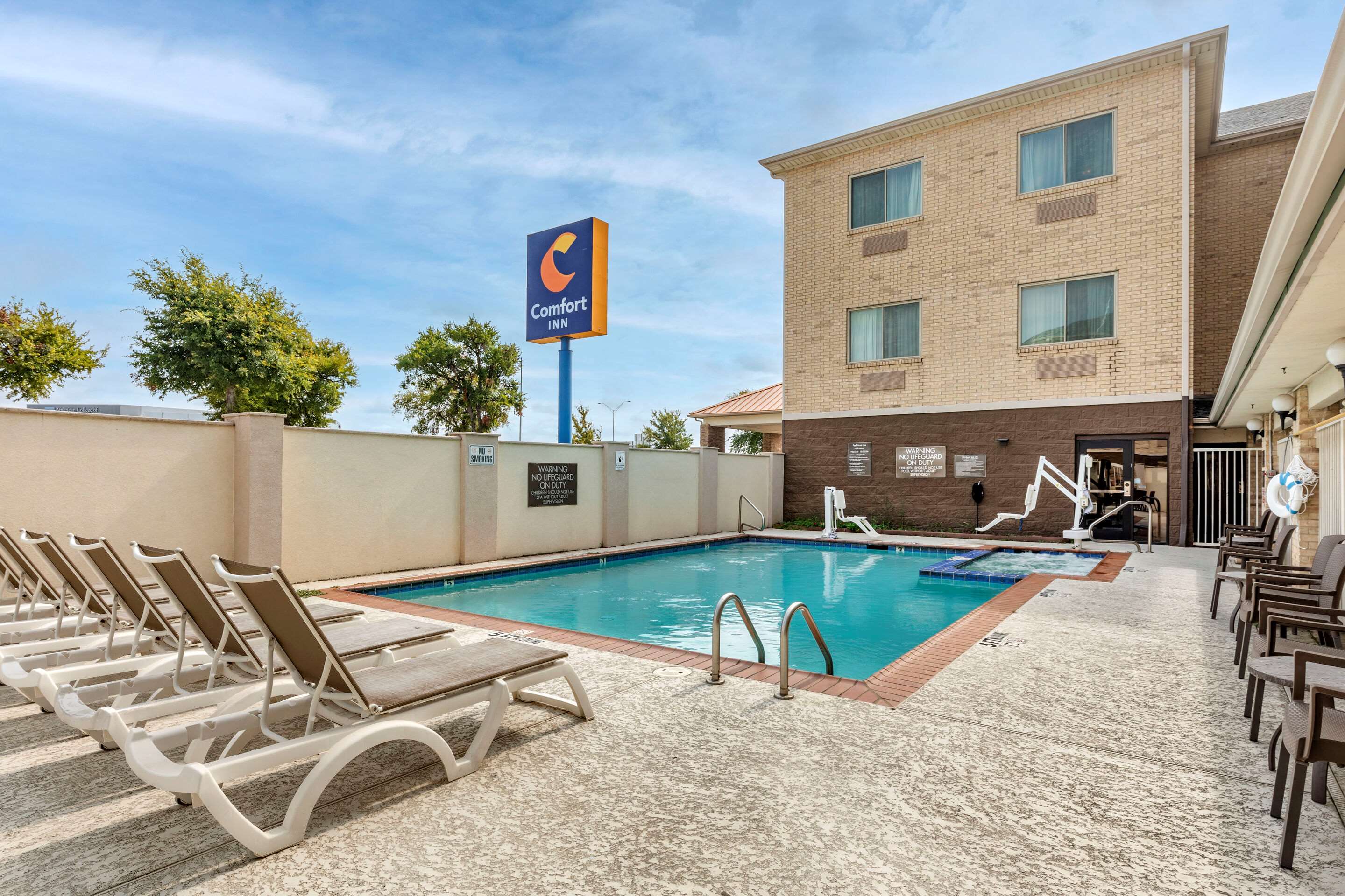 Outdoor pool | Comfort Inn DFW North-Irving