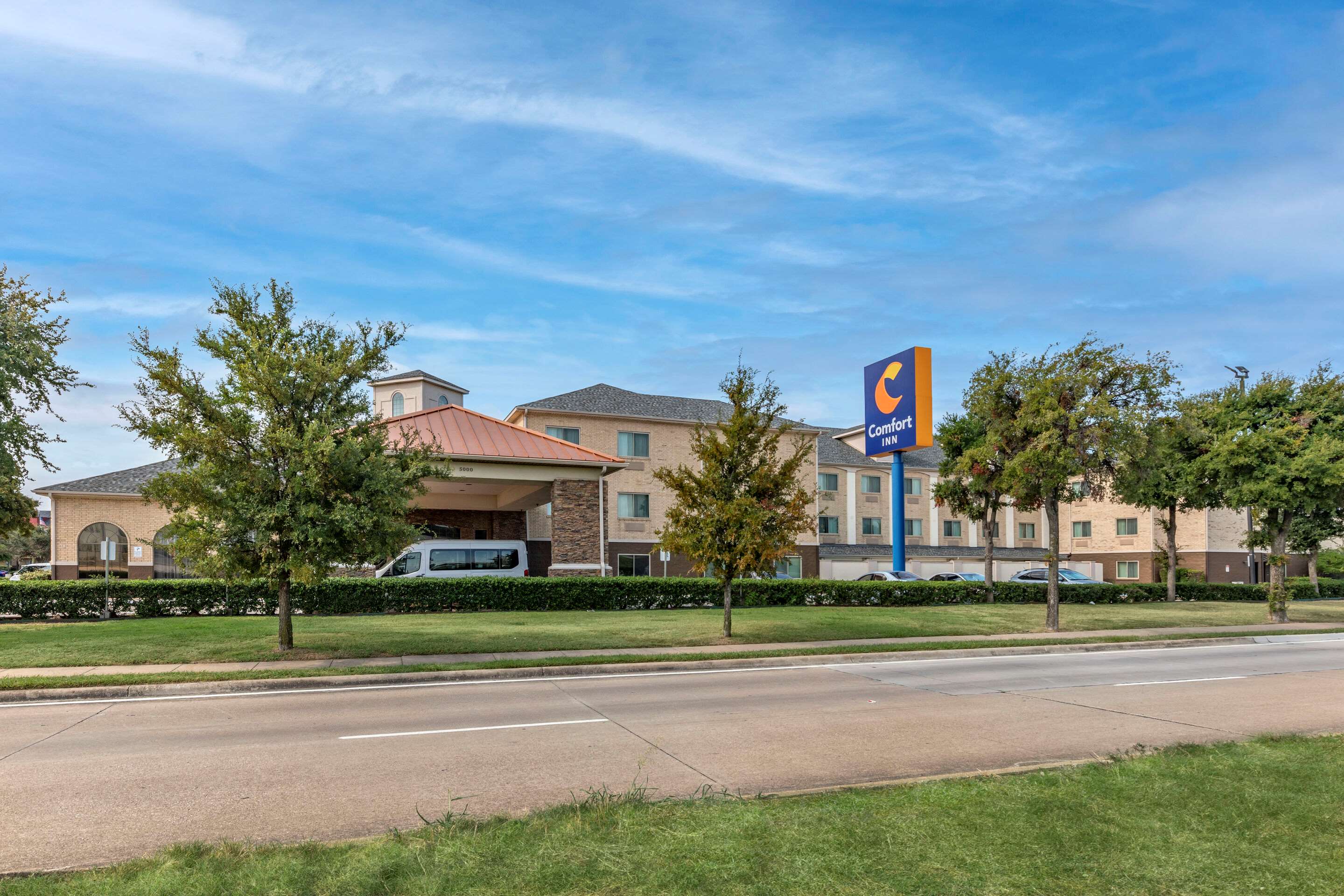 Hotel exterior | Comfort Inn DFW North-Irving