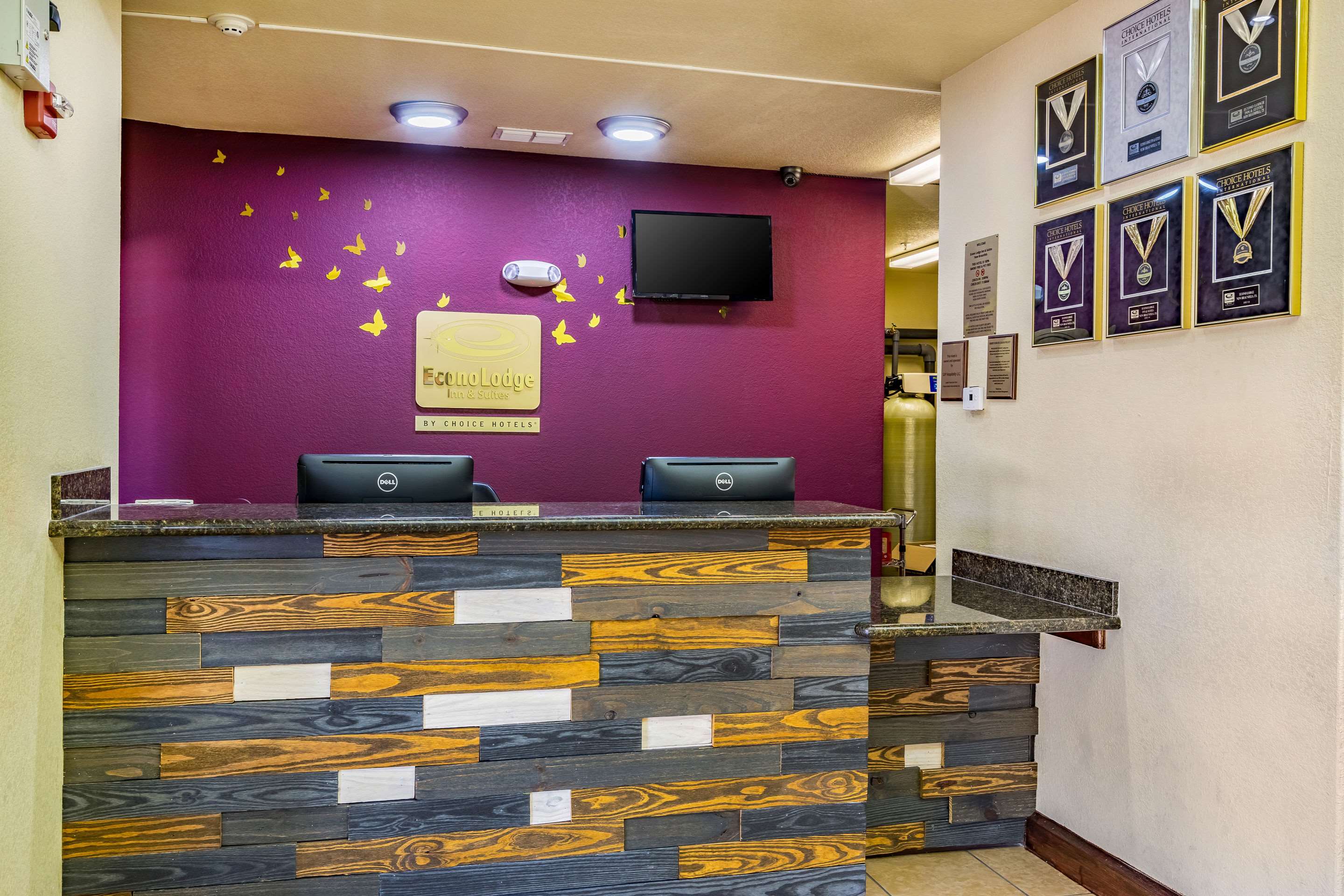 Hotel lobby | AmericInn by Wyndham New Braunfels