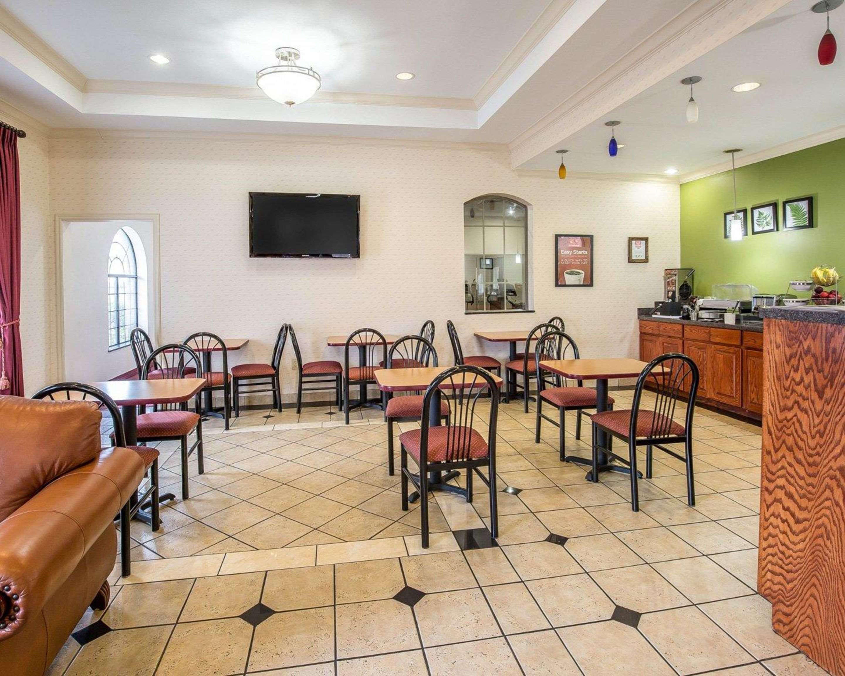 Spacious breakfast area | Econo Lodge Inn & Suites Beaumont