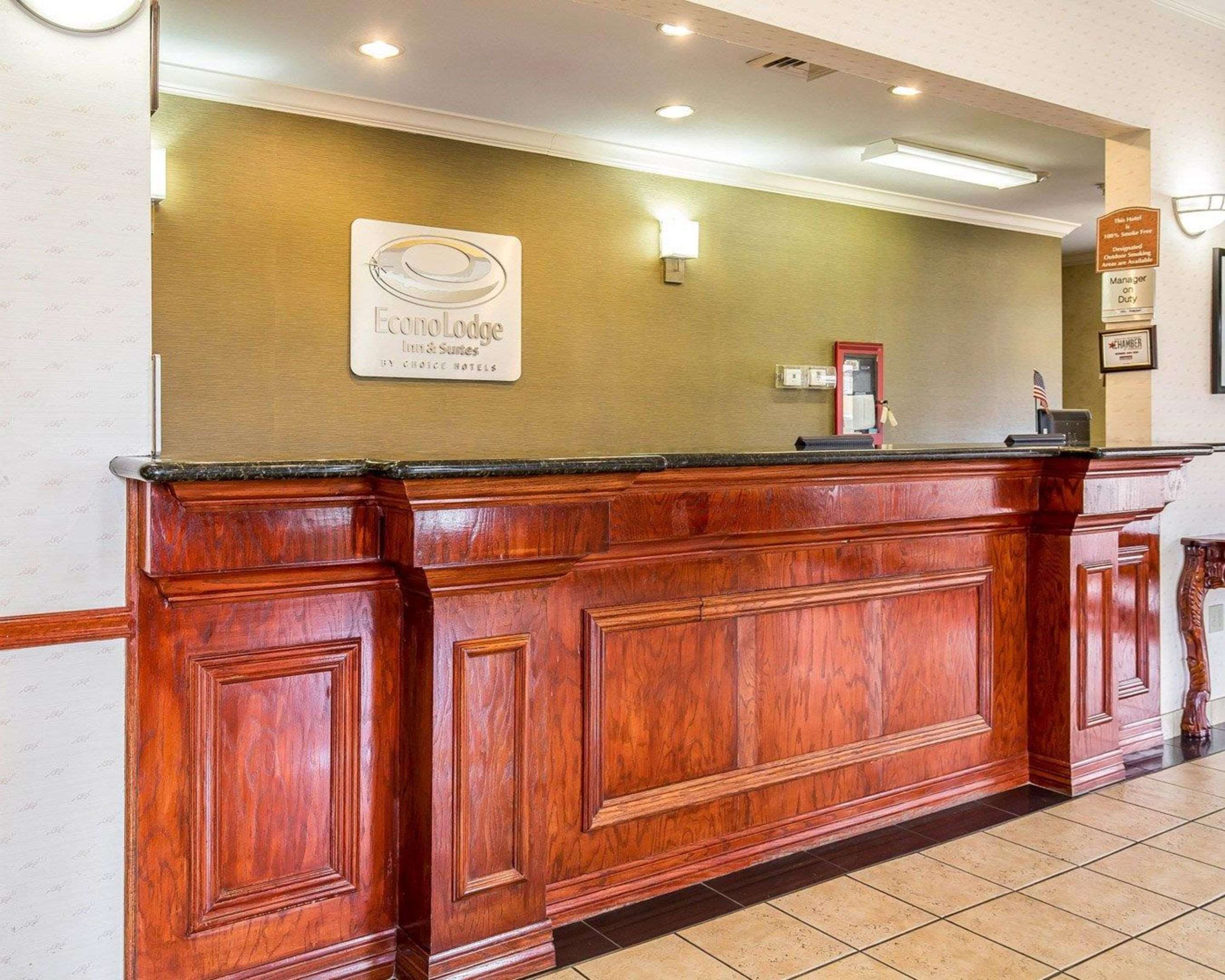 Front desk | Econo Lodge Inn & Suites Beaumont