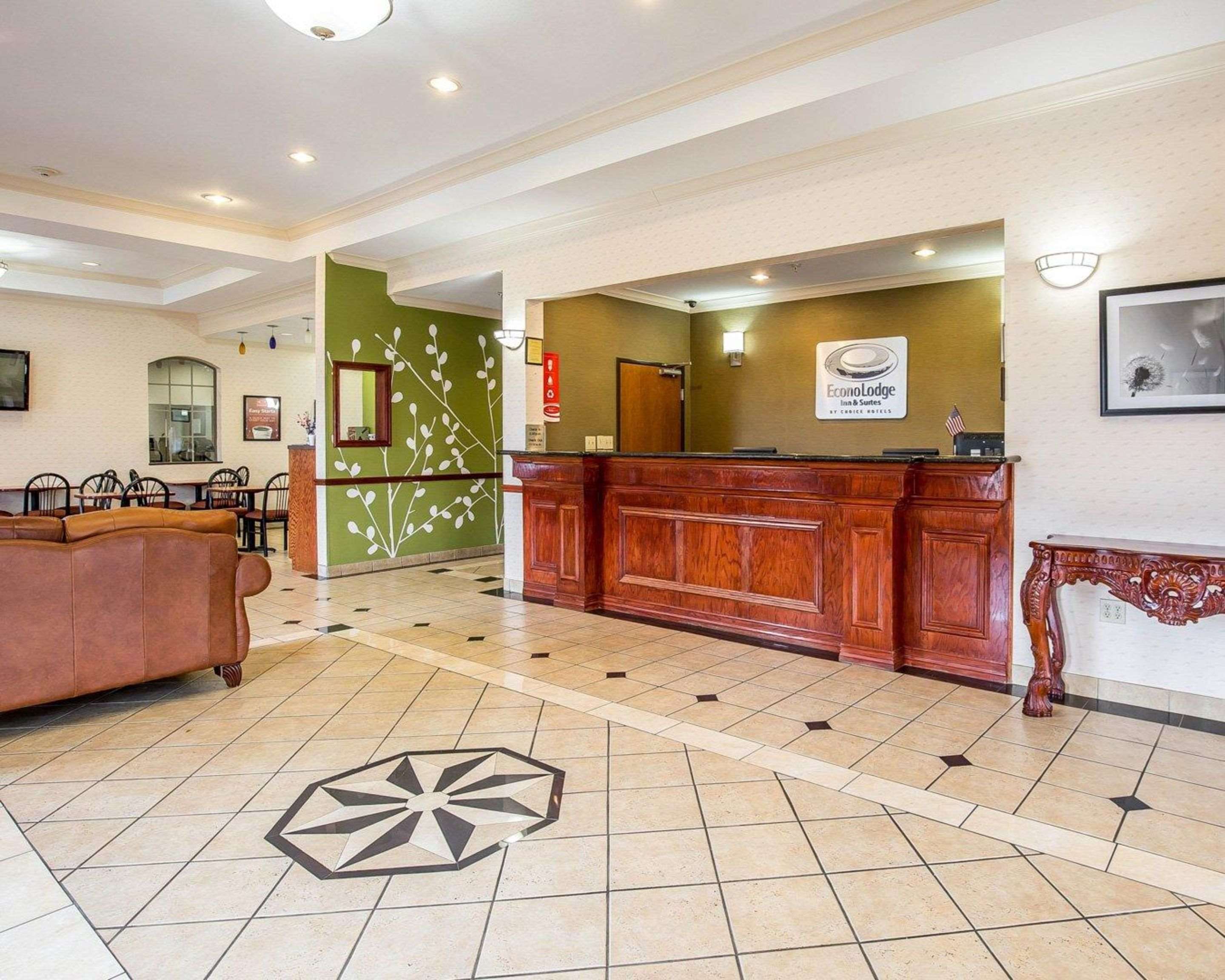 Hotel lobby | Econo Lodge Inn & Suites Beaumont