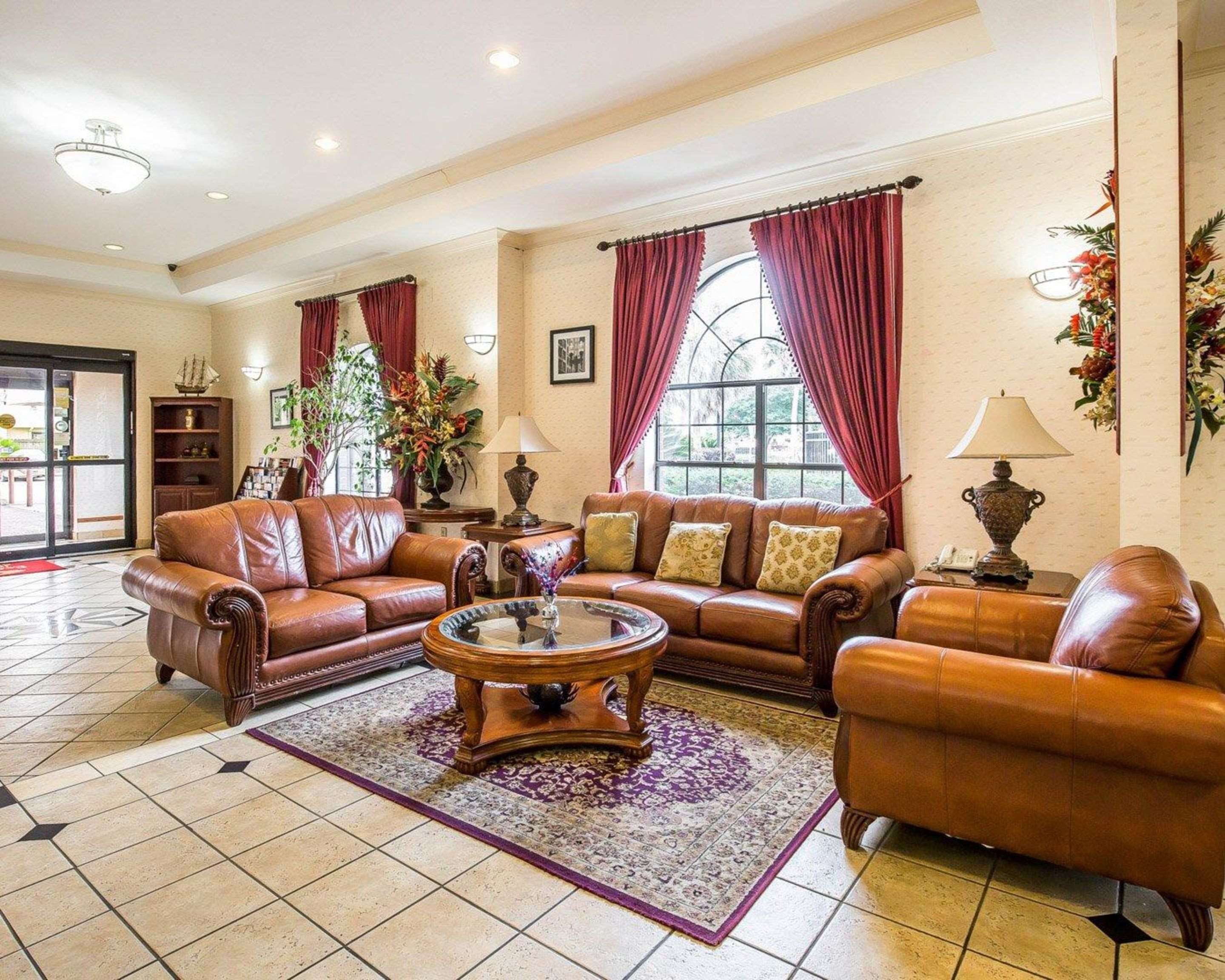 Lobby with sitting area | Econo Lodge Inn & Suites Beaumont