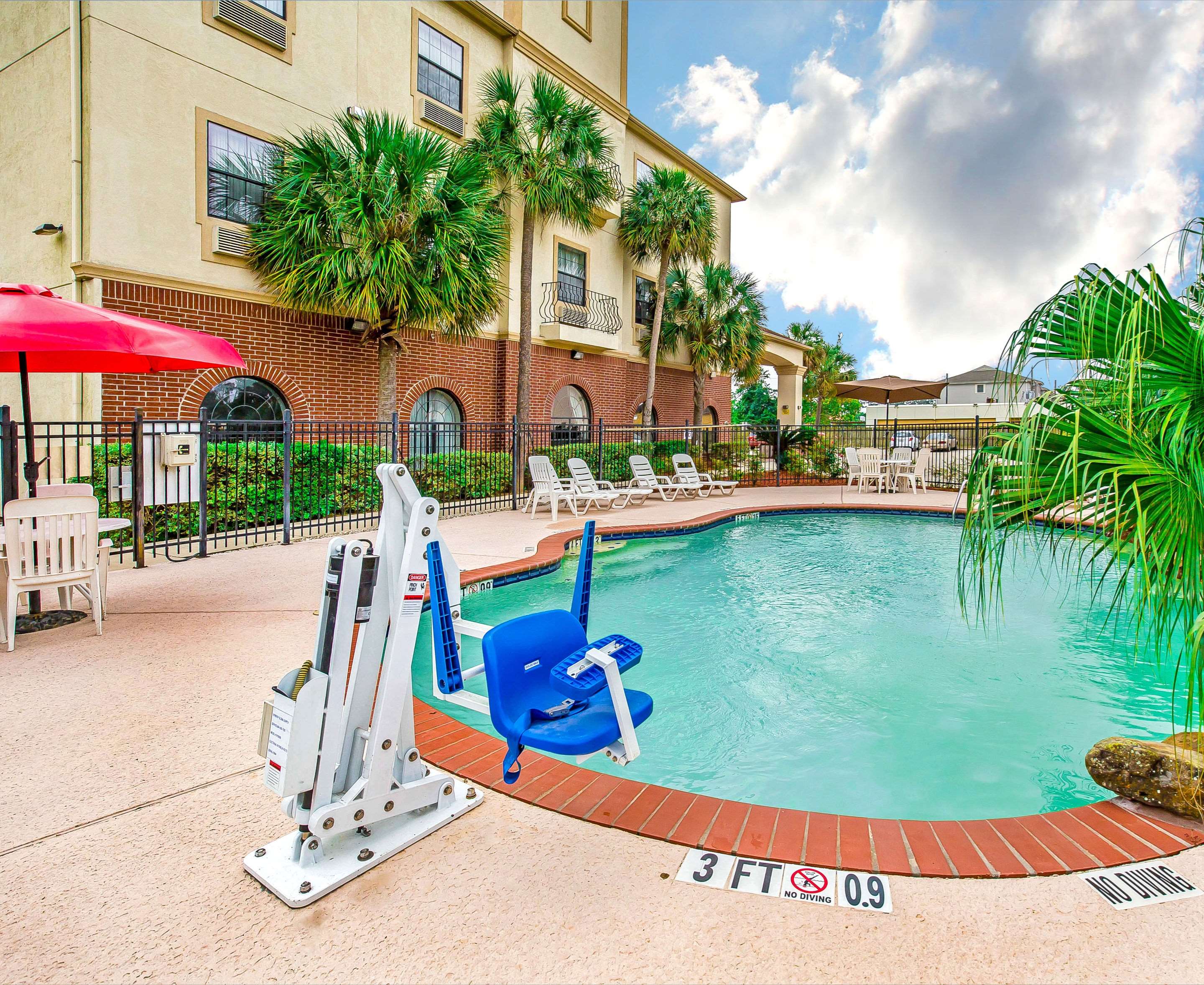 Outdoor pool | Econo Lodge Inn & Suites Beaumont