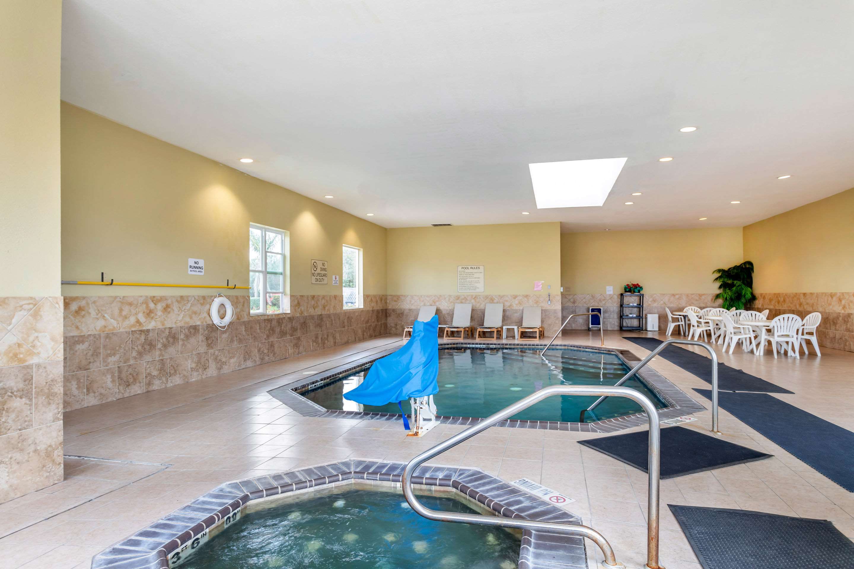 Indoor pool with hot tub | Quality Inn & Suites La Porte