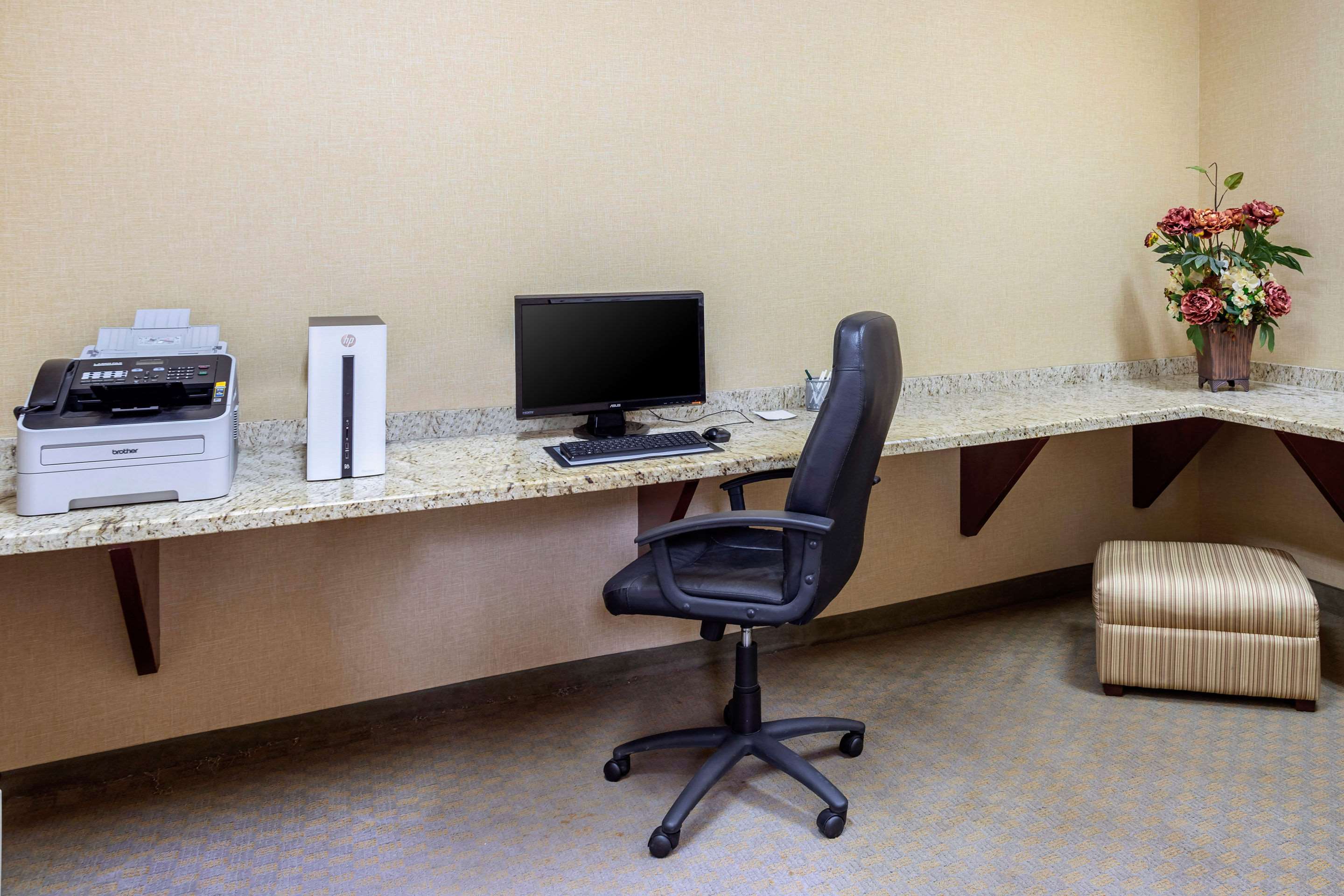 Business center | Quality Inn & Suites La Porte