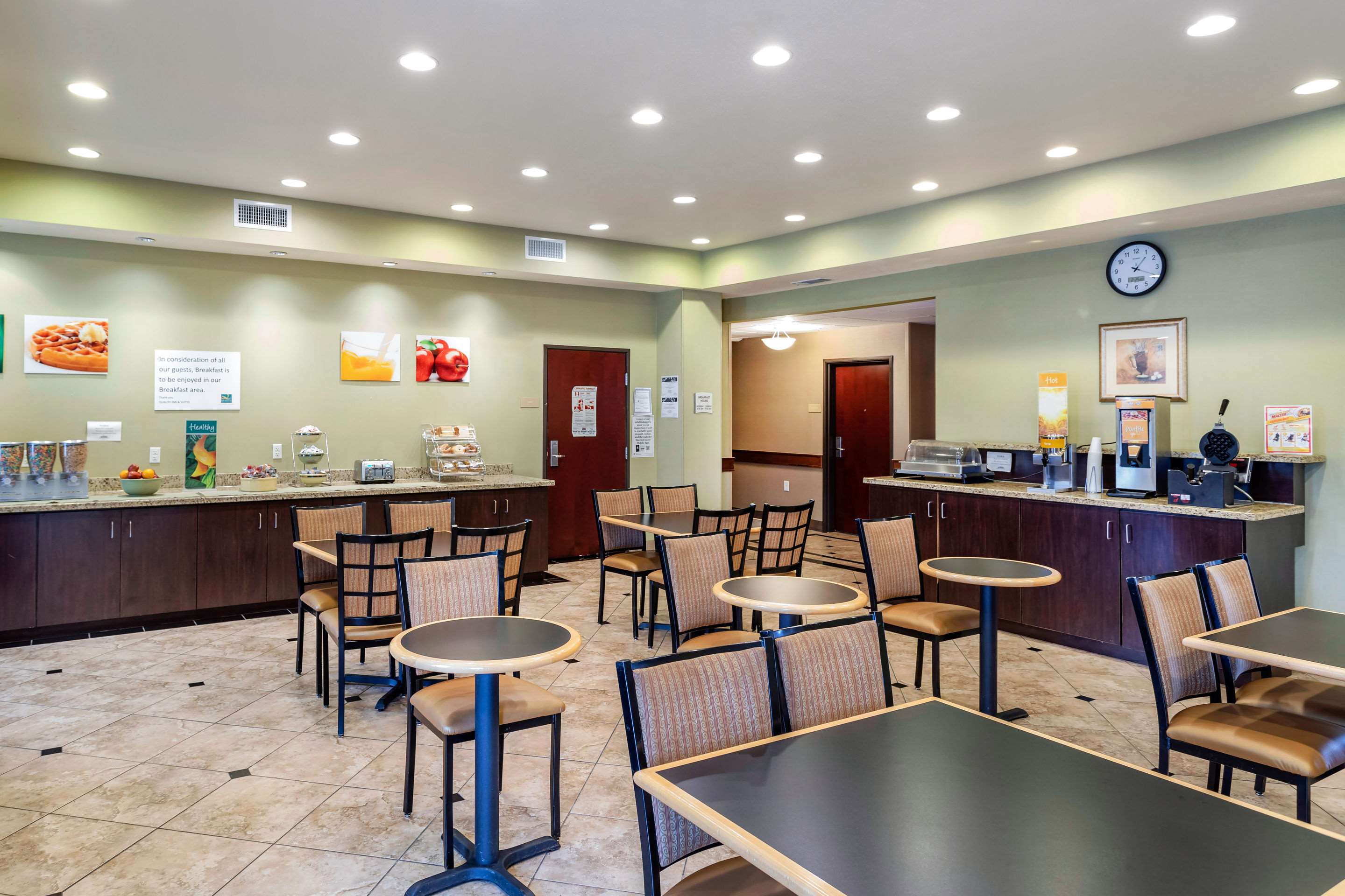 Breakfast area | Quality Inn & Suites La Porte
