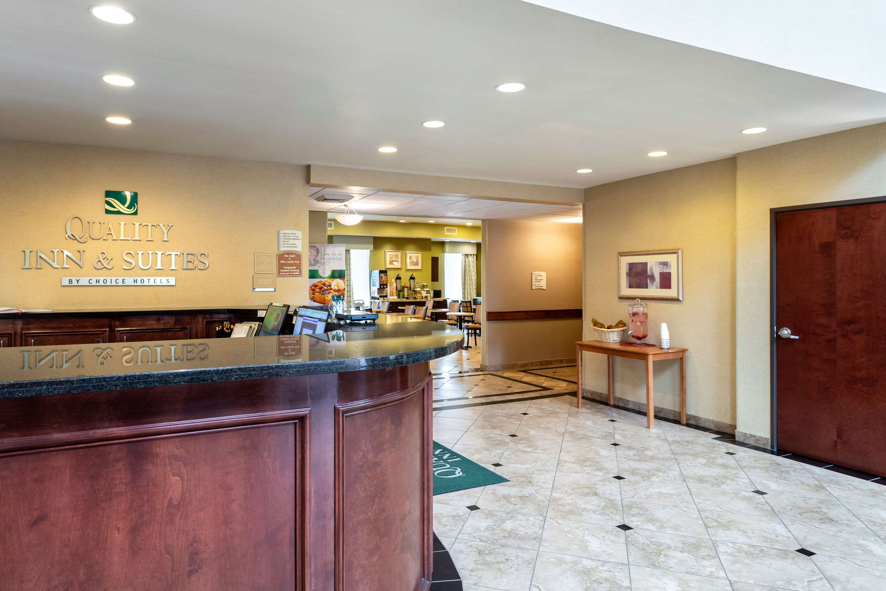 Hotel lobby | Quality Inn & Suites La Porte