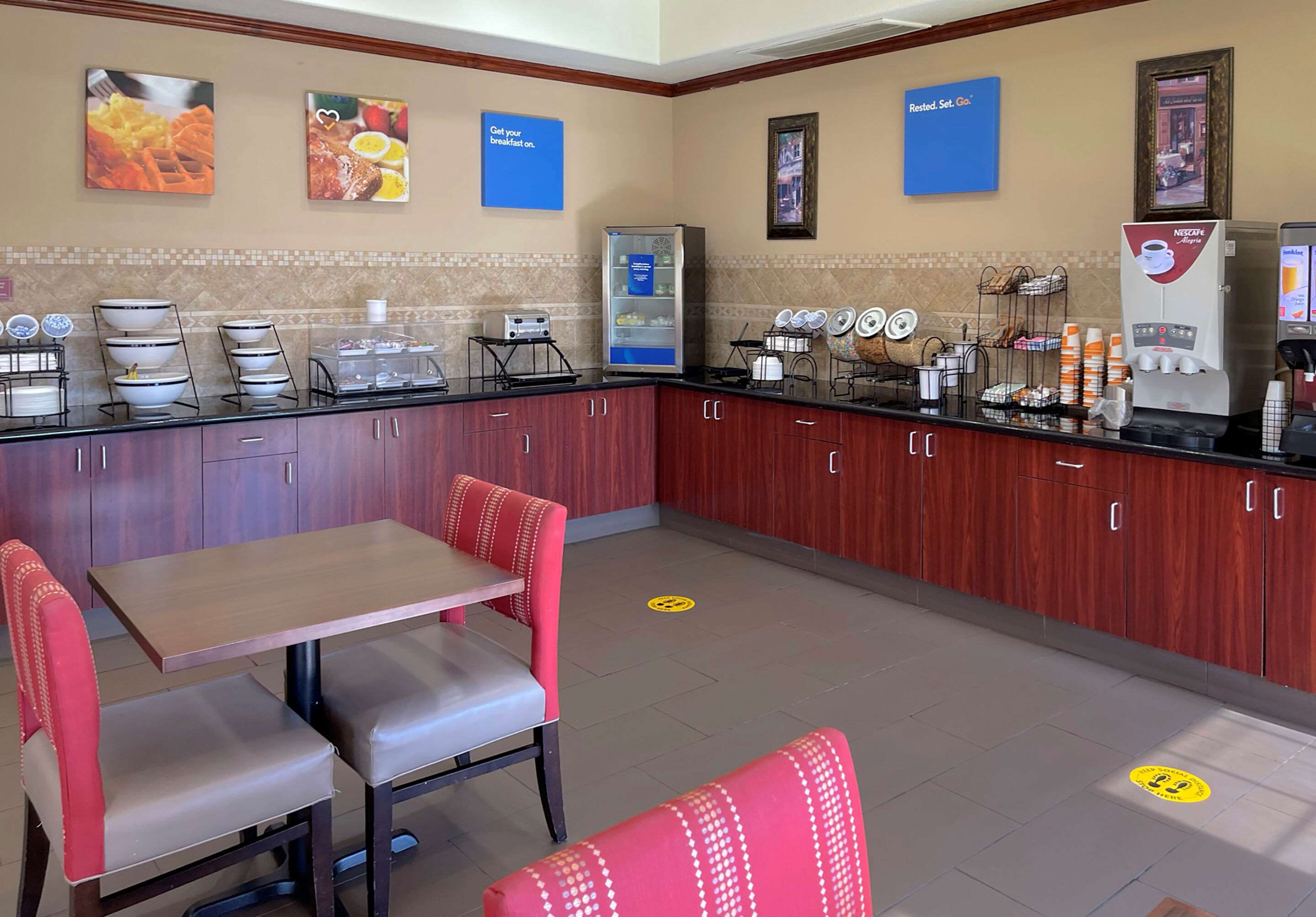 Breakfast area | Best Western Texas City