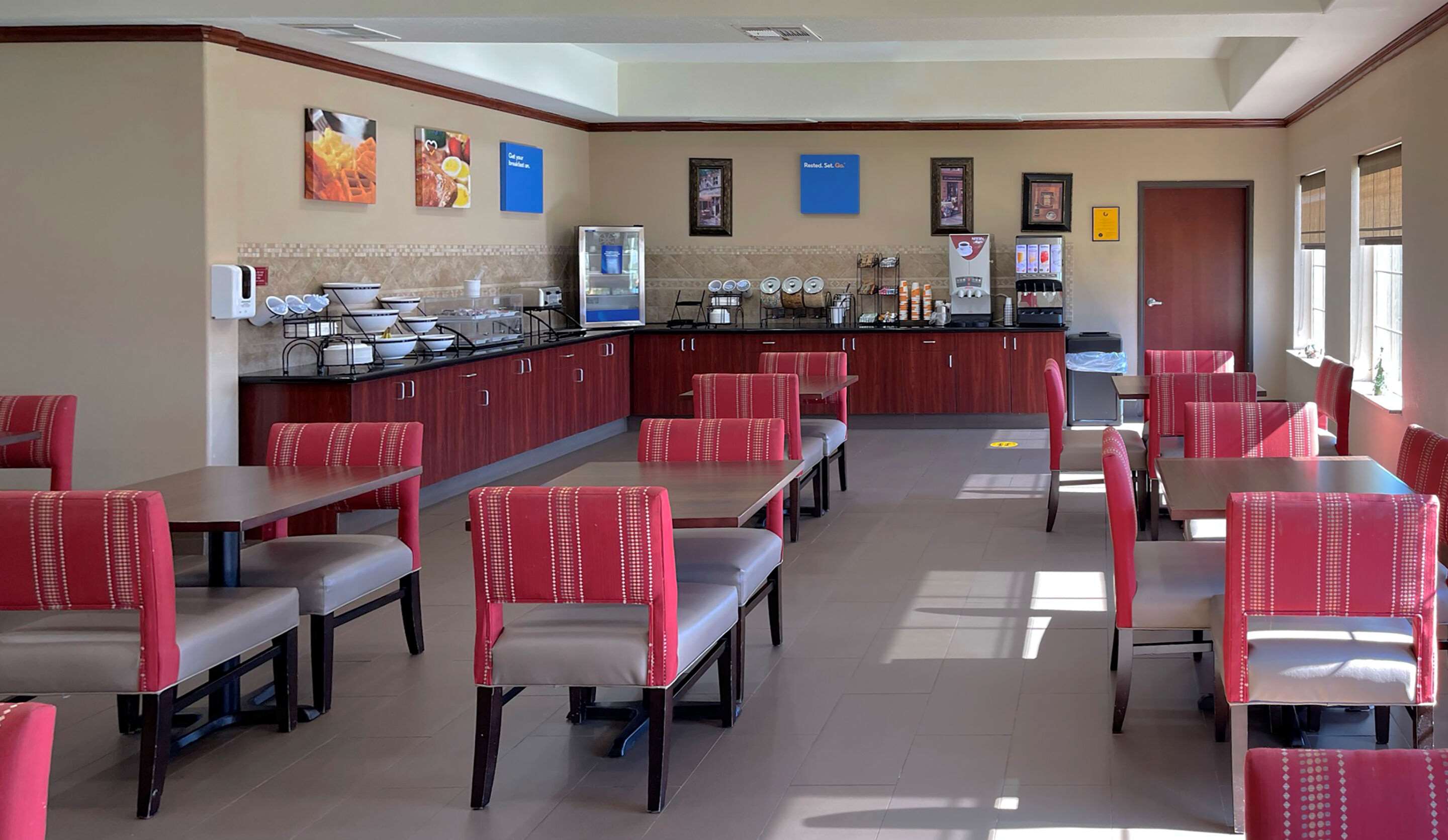 Breakfast area | Best Western Texas City