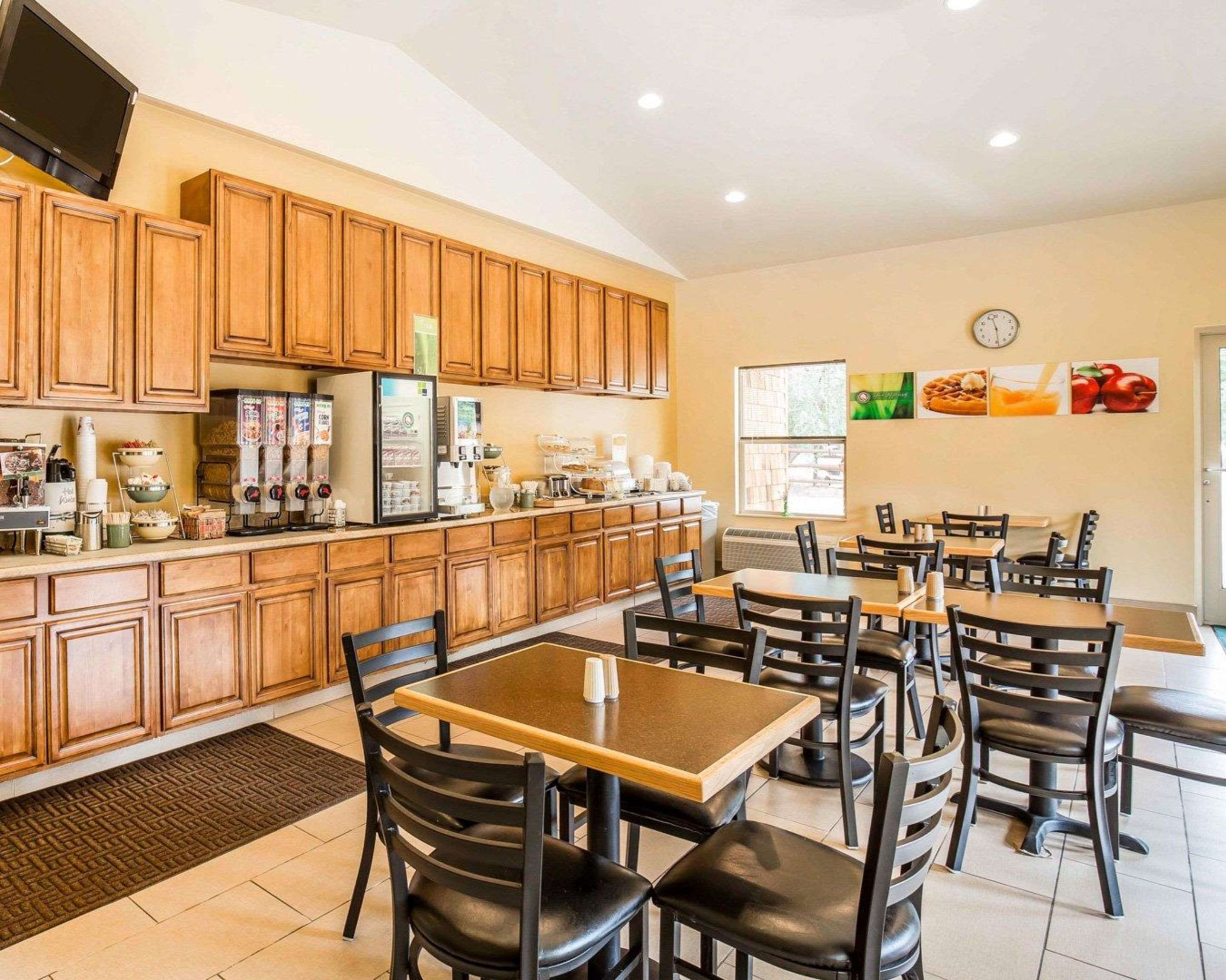 Enjoy breakfast in this seating area | Quality Inn & Suites Montclair