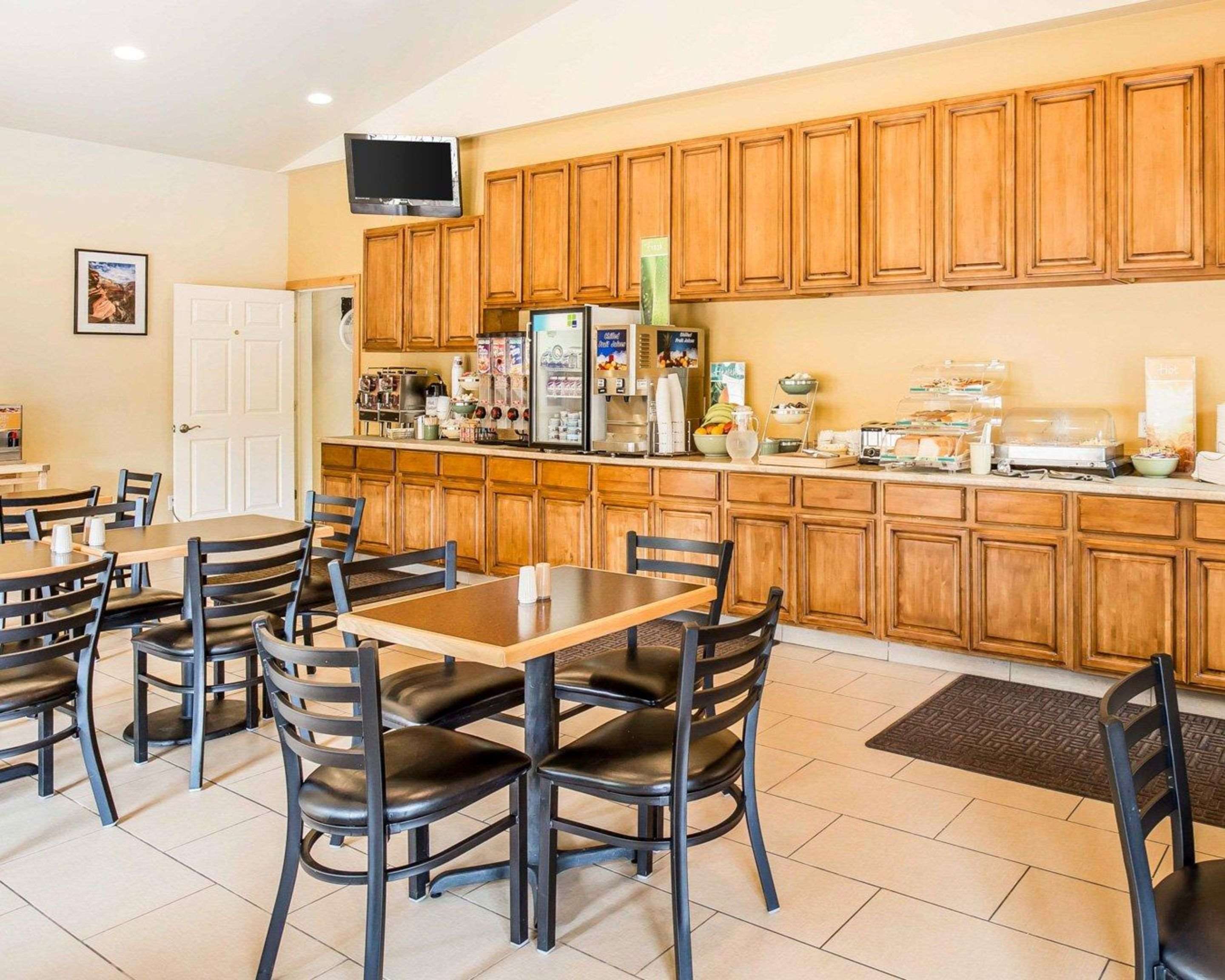 Breakfast room | Quality Inn & Suites Montclair