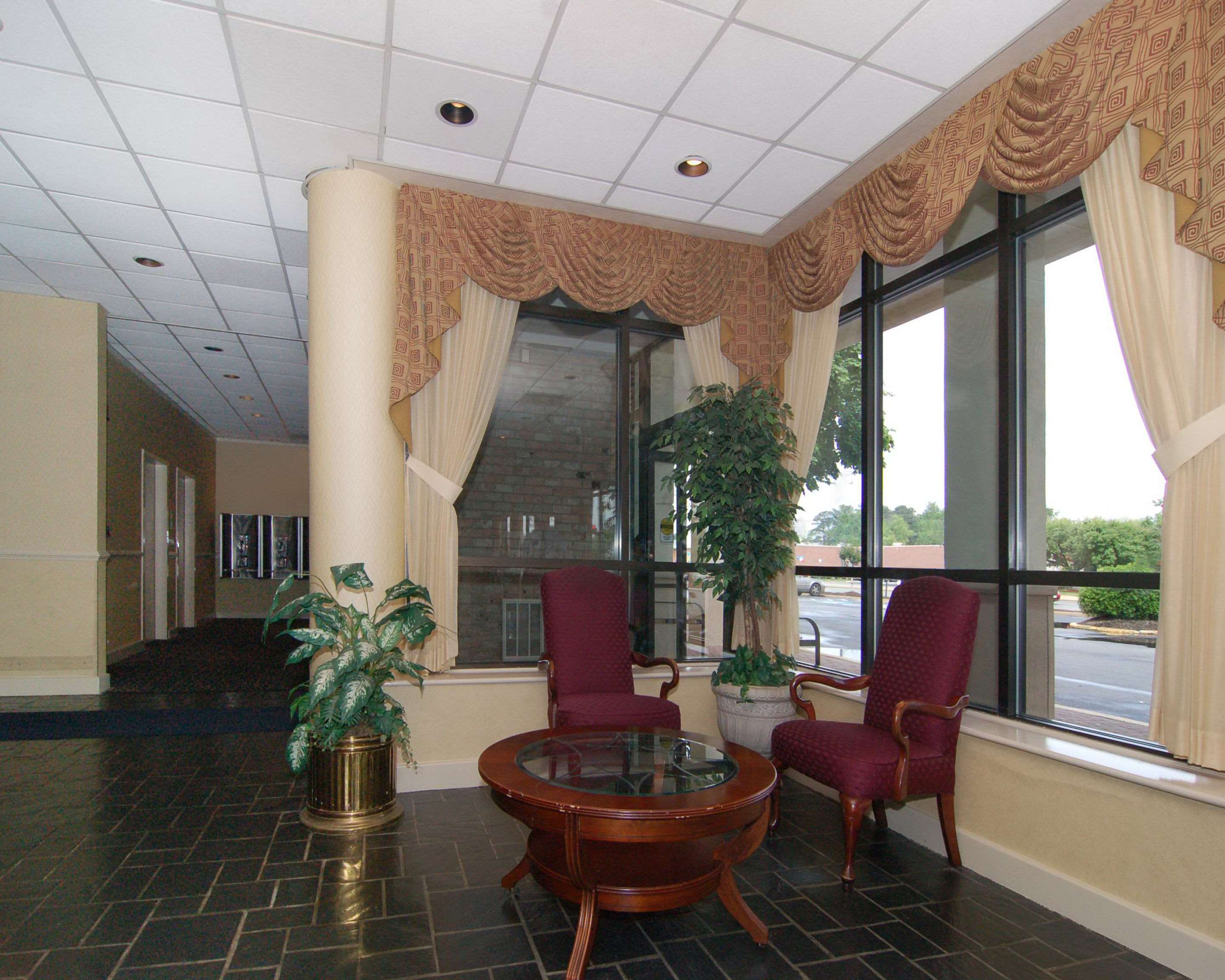 Hotel lobby | Rodeway Inn Sandston