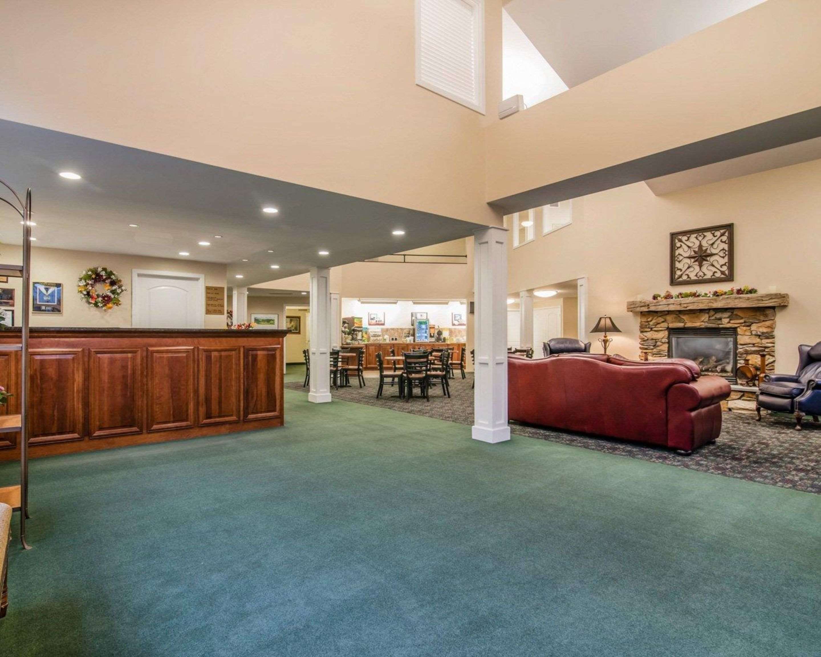 Spacious lobby | Quality Inn At Quechee Gorge
