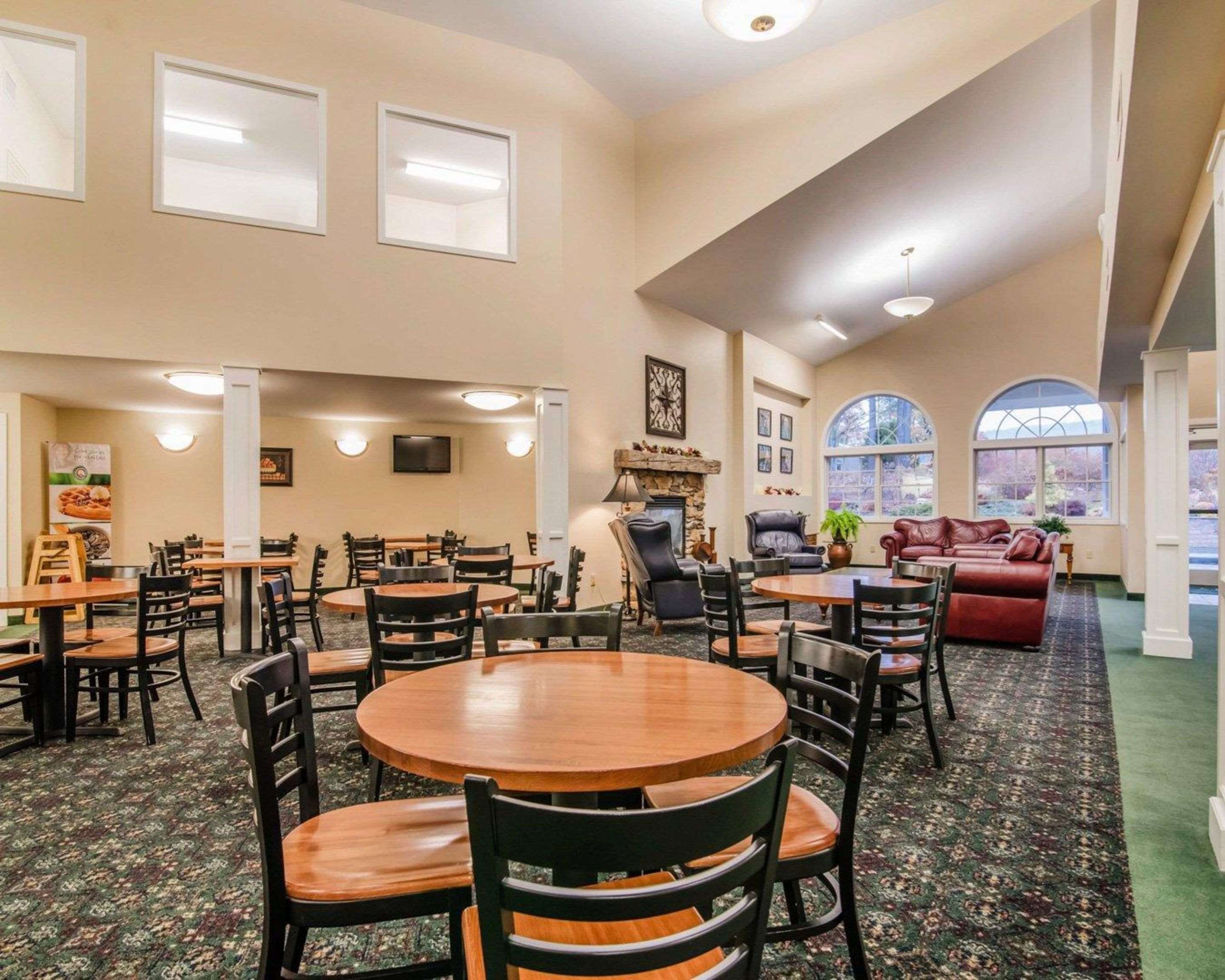Breakfast area in the lobby | Quality Inn At Quechee Gorge