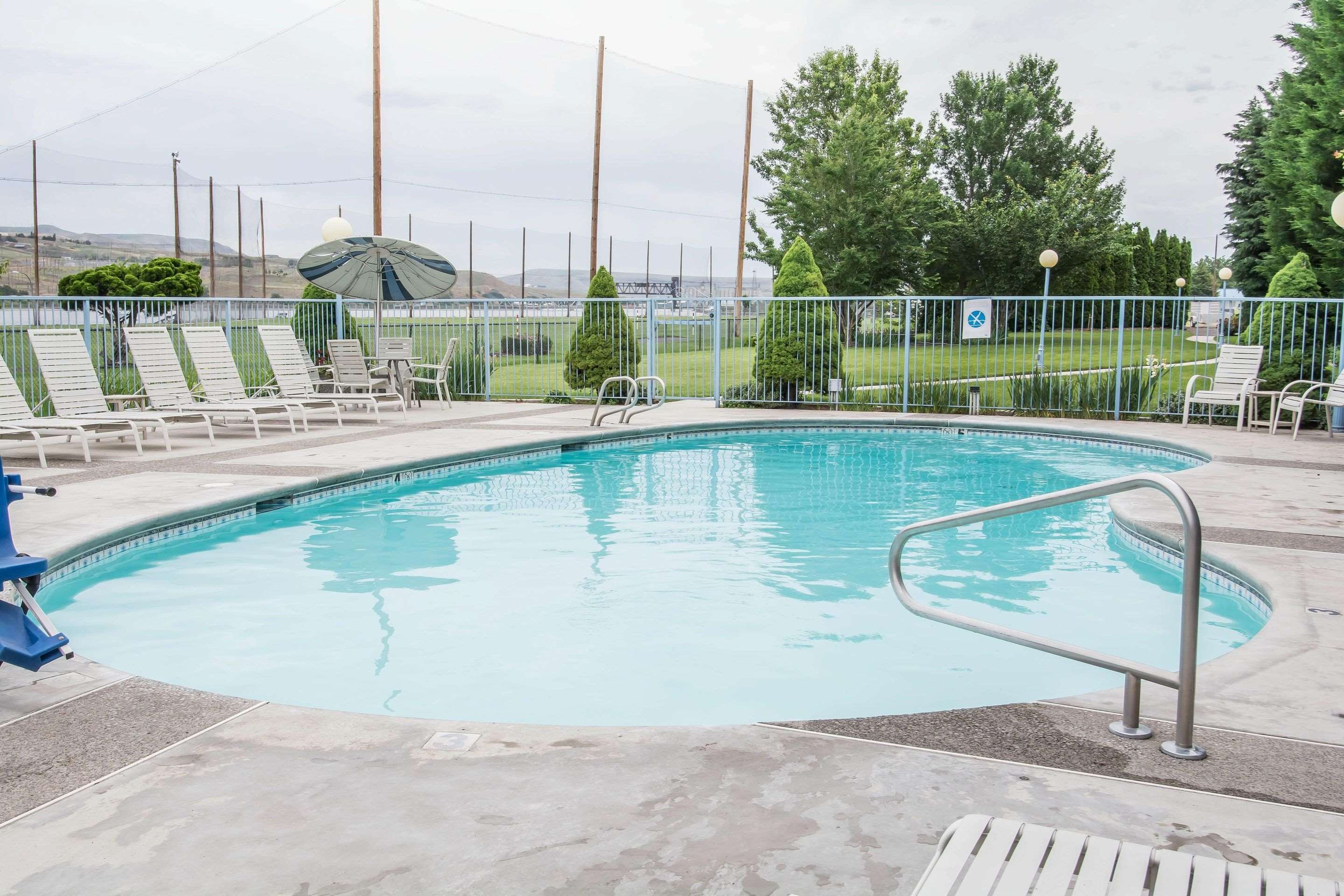 Outdoor pool with hot tub