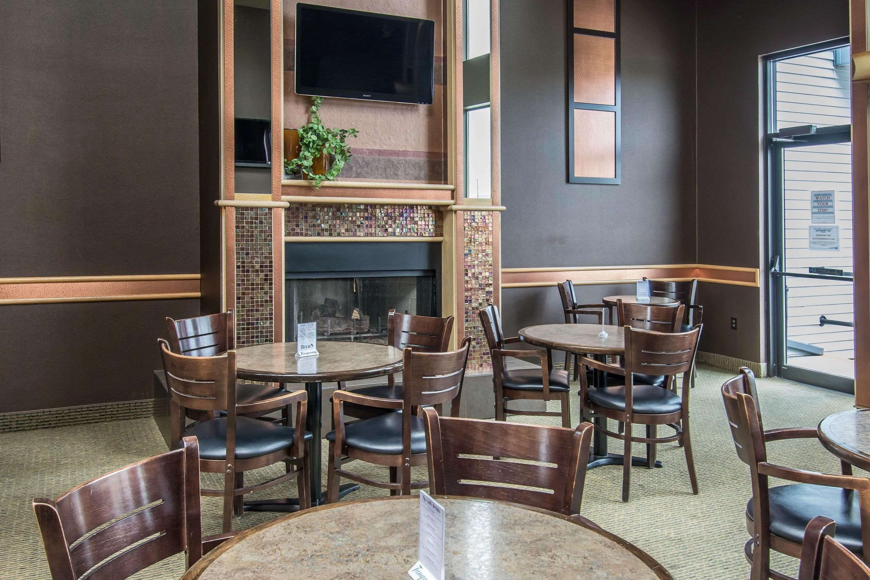 Cocktail lounge