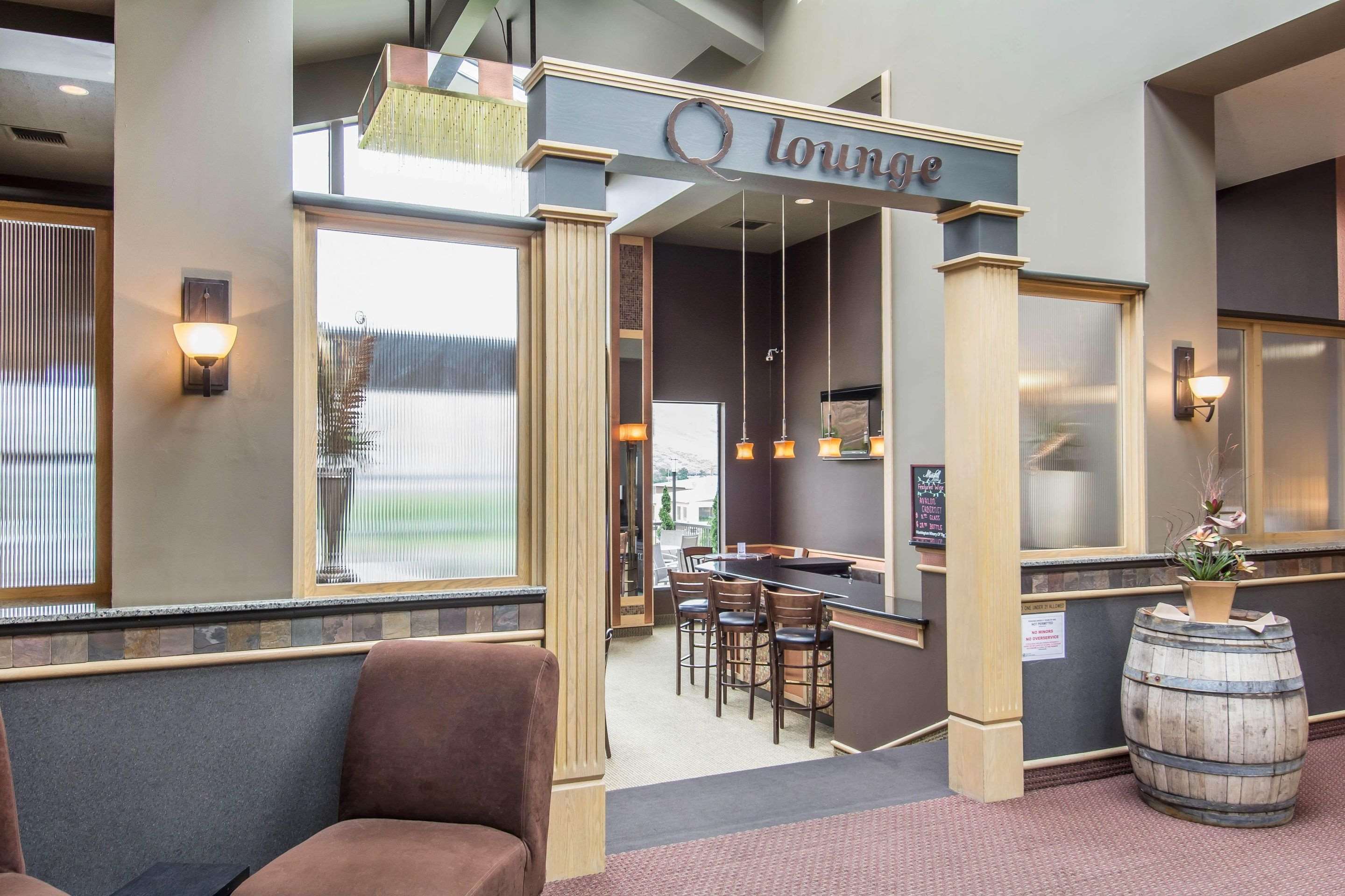 Cocktail lounge