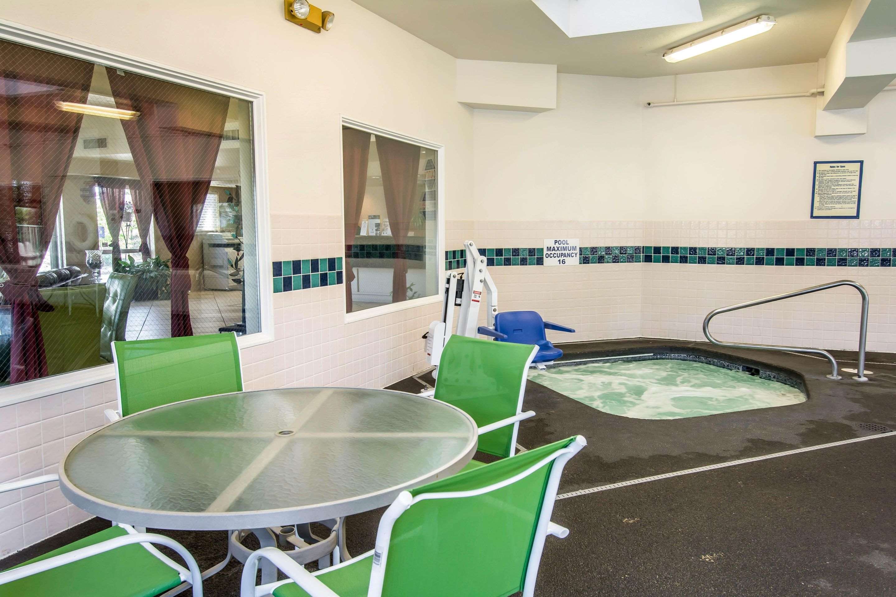 Indoor hot tub | Quality Inn Kennewick