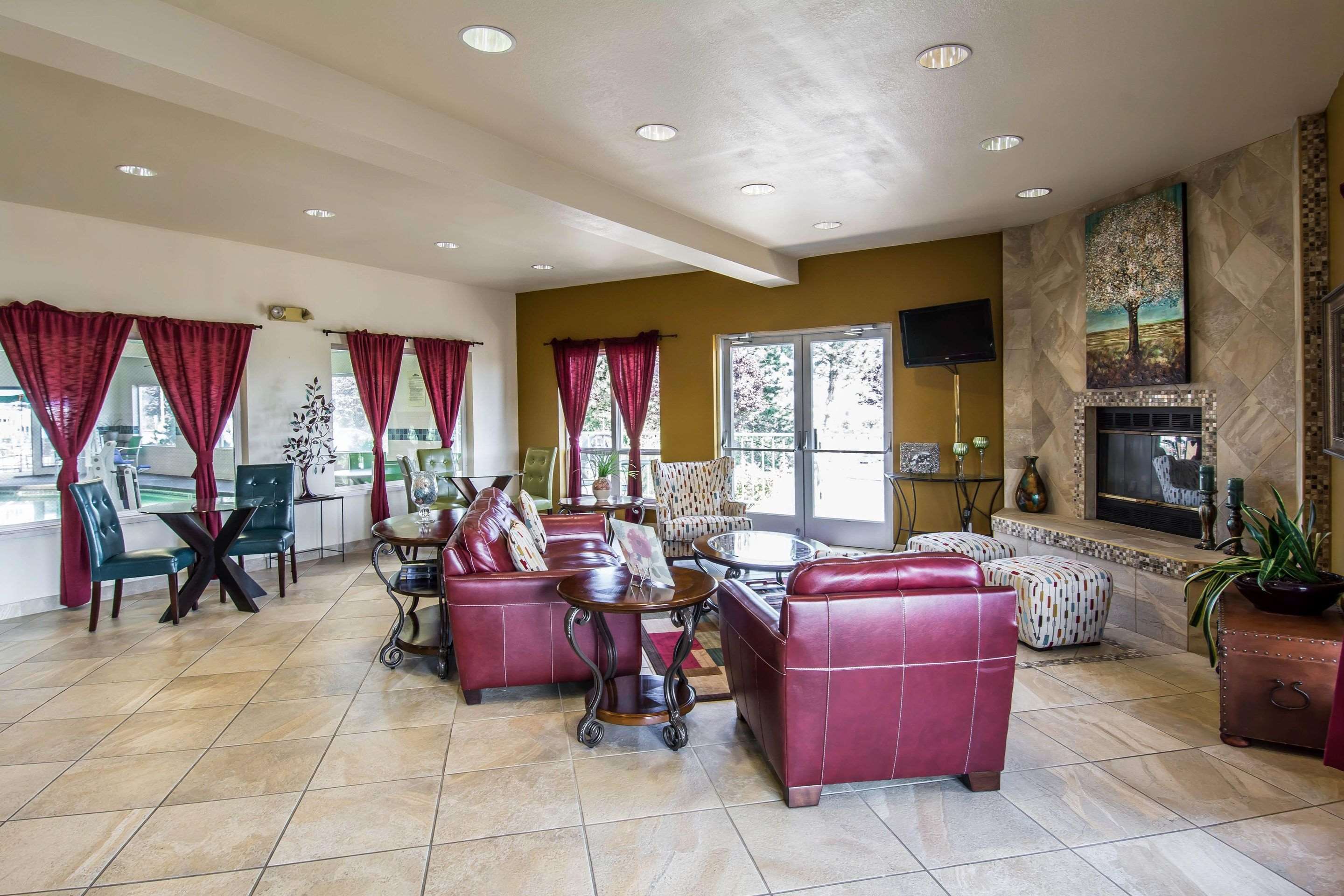 Spacious lobby | Quality Inn Kennewick