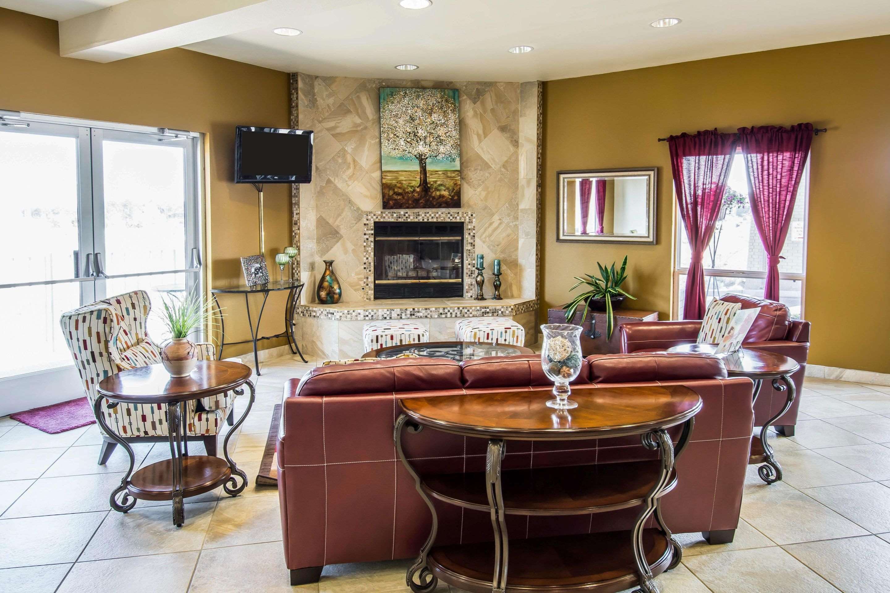 Lobby with sitting area | Quality Inn Kennewick