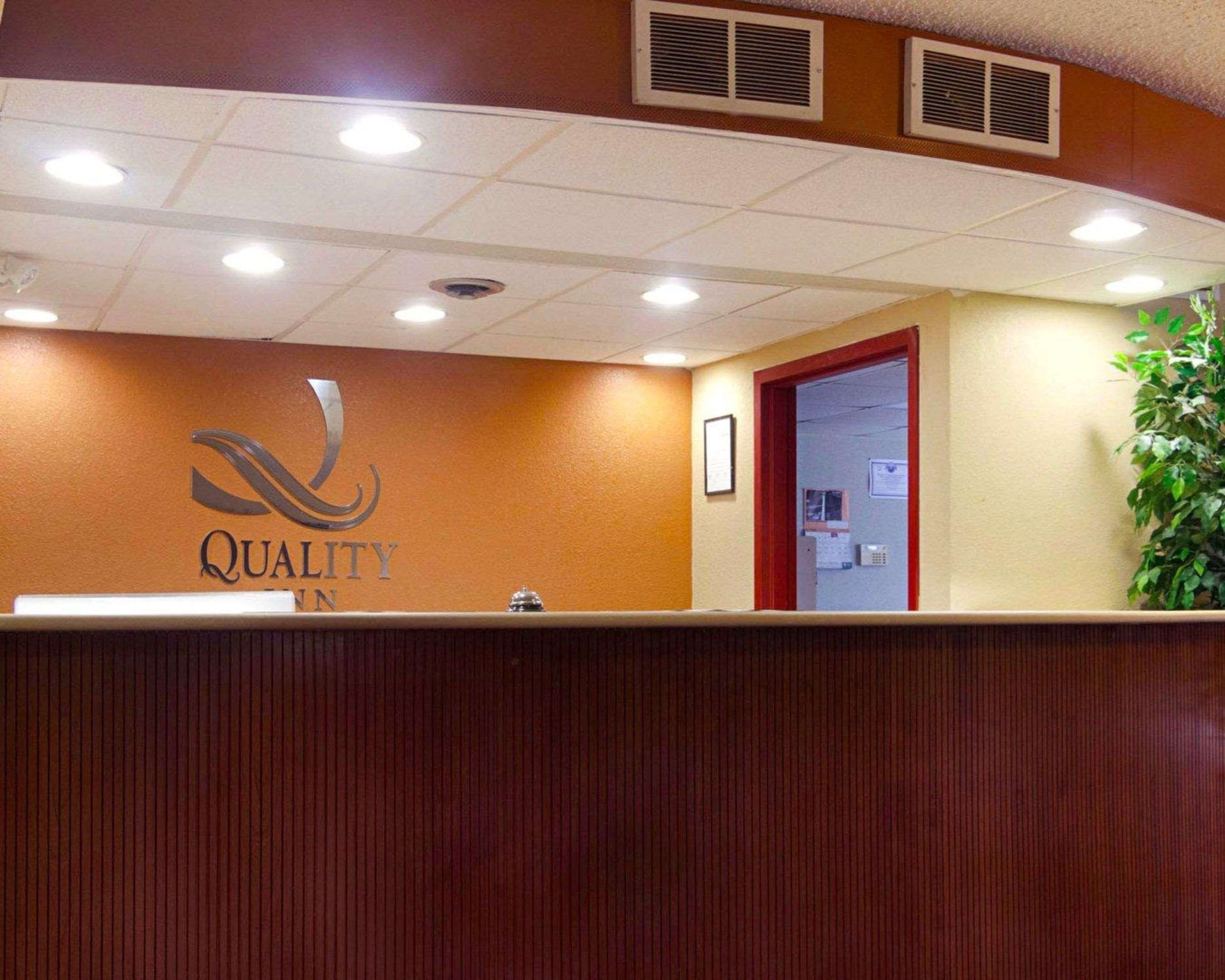 Front desk | Quality Inn -Sturtevant