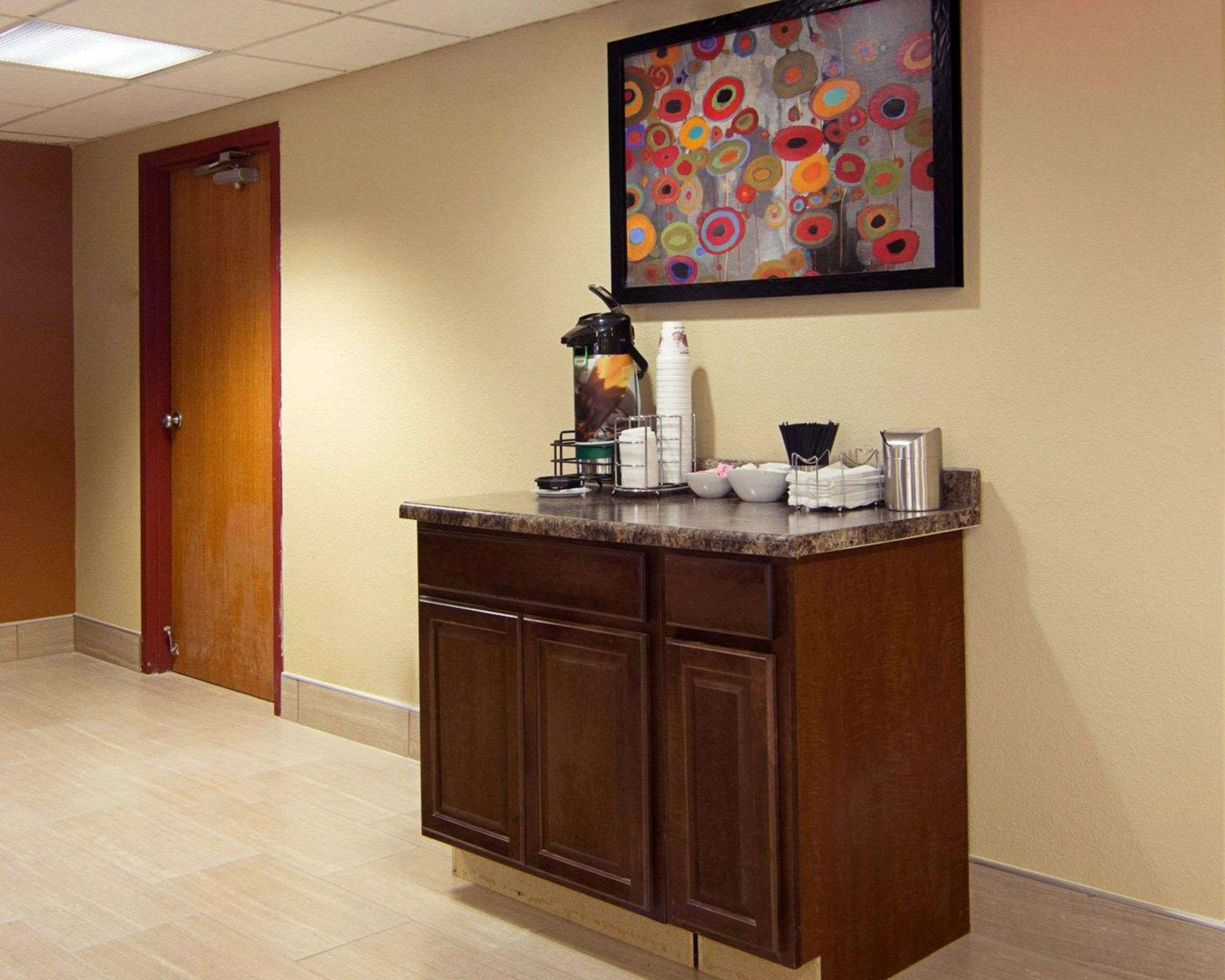 Enjoy coffee in the lobby | Quality Inn -Sturtevant