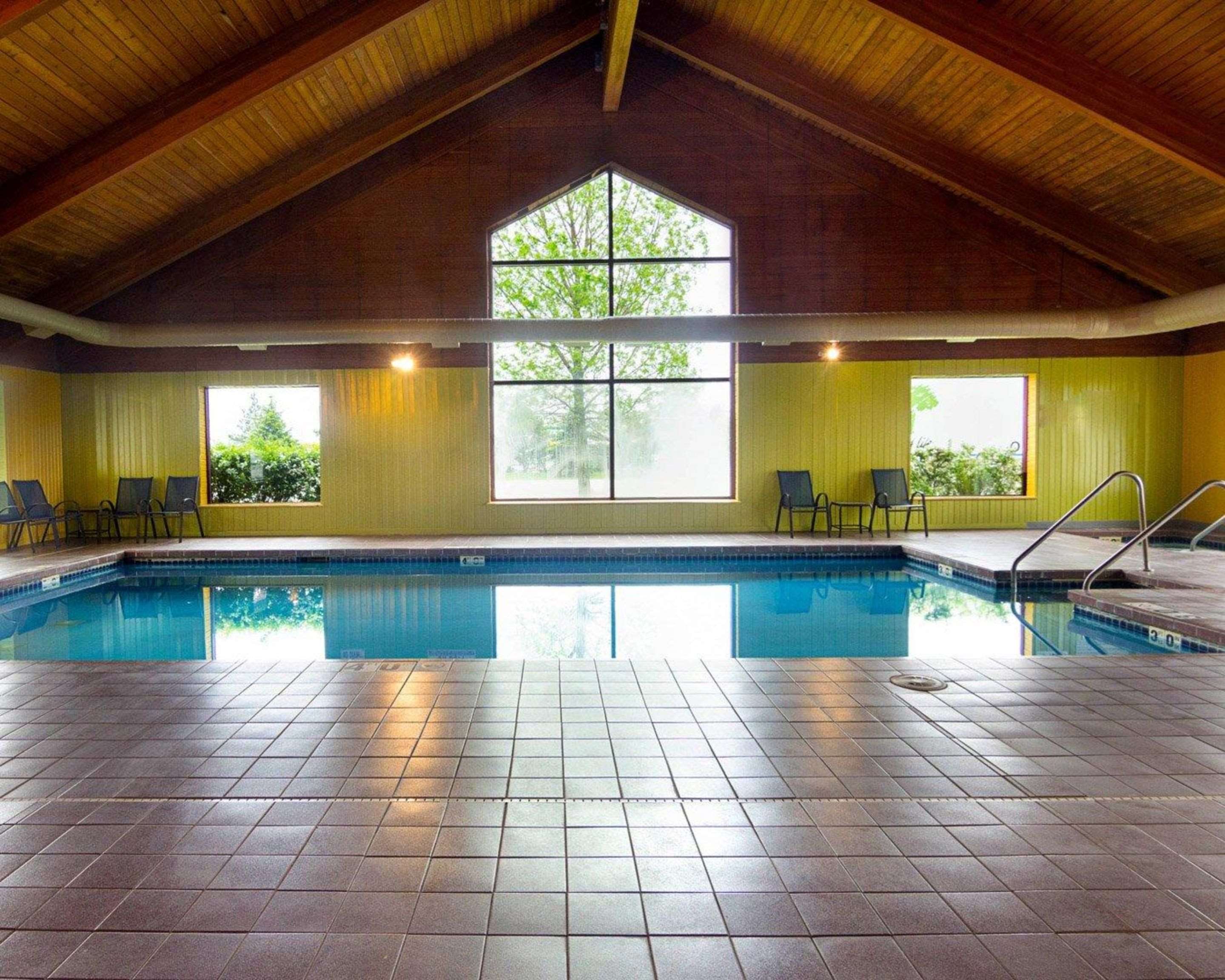 Pool sitting area | Quality Inn -Sturtevant