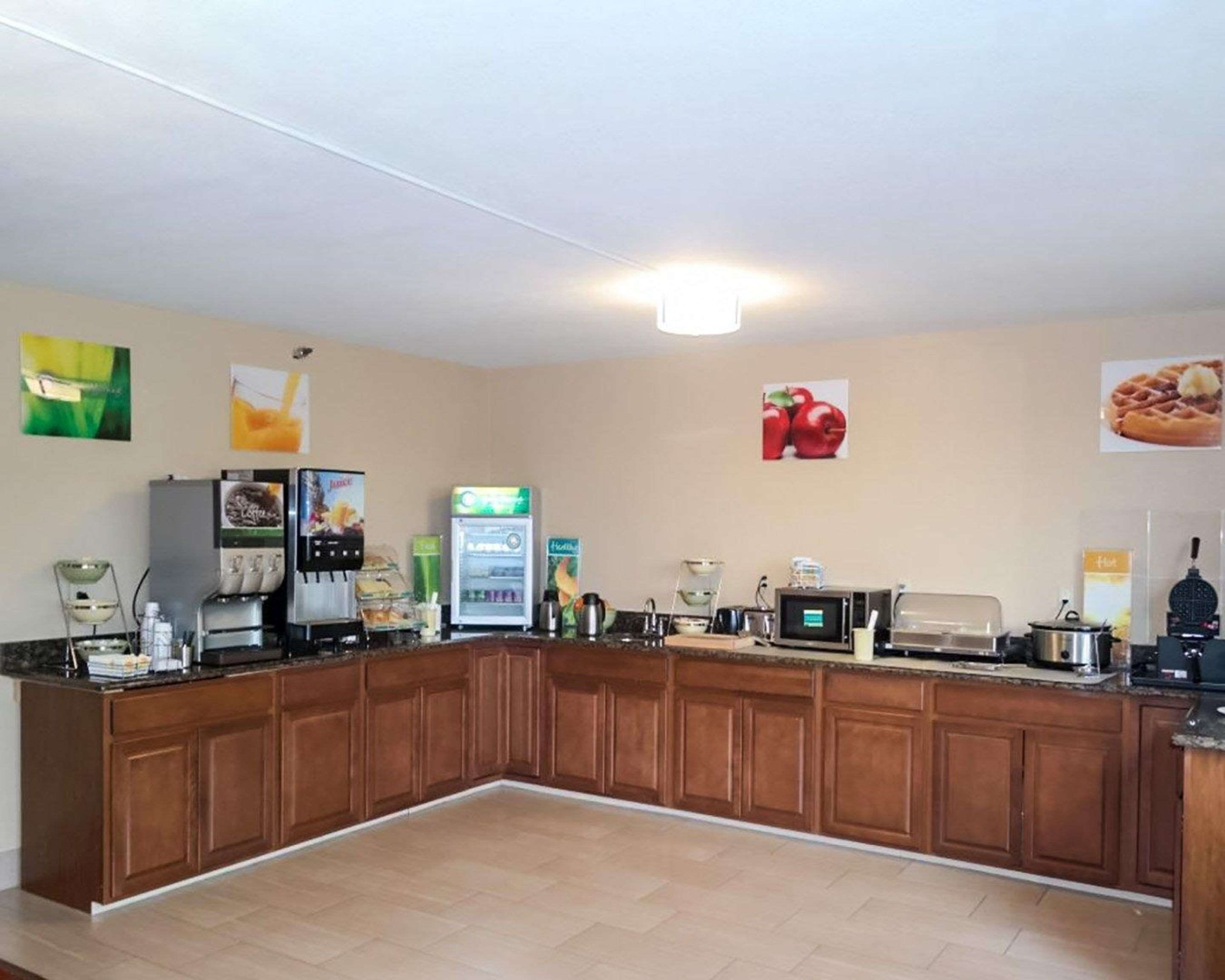 Breakfast area | Quality Inn -Sturtevant
