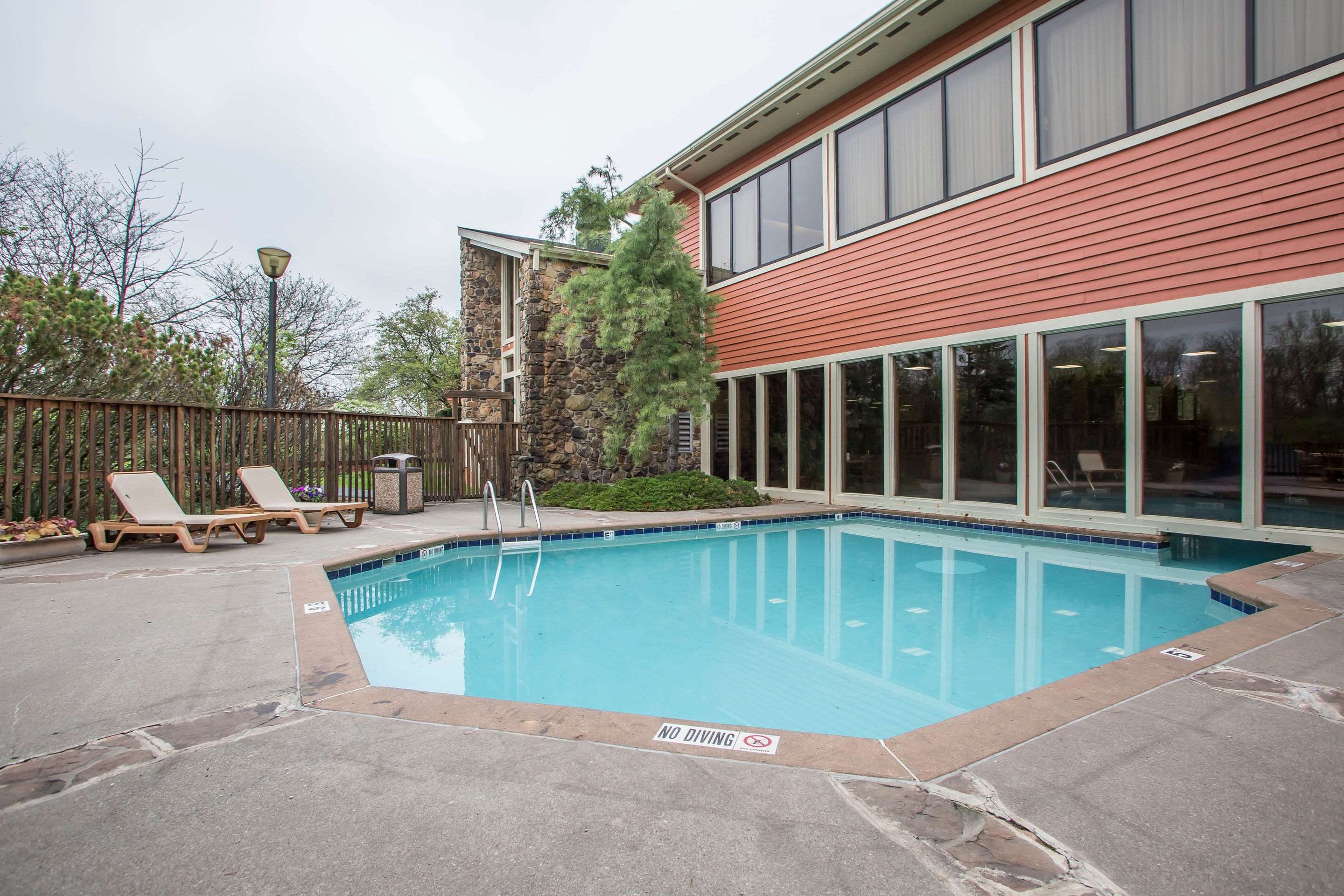 Hotel Pool | Clarion Inn